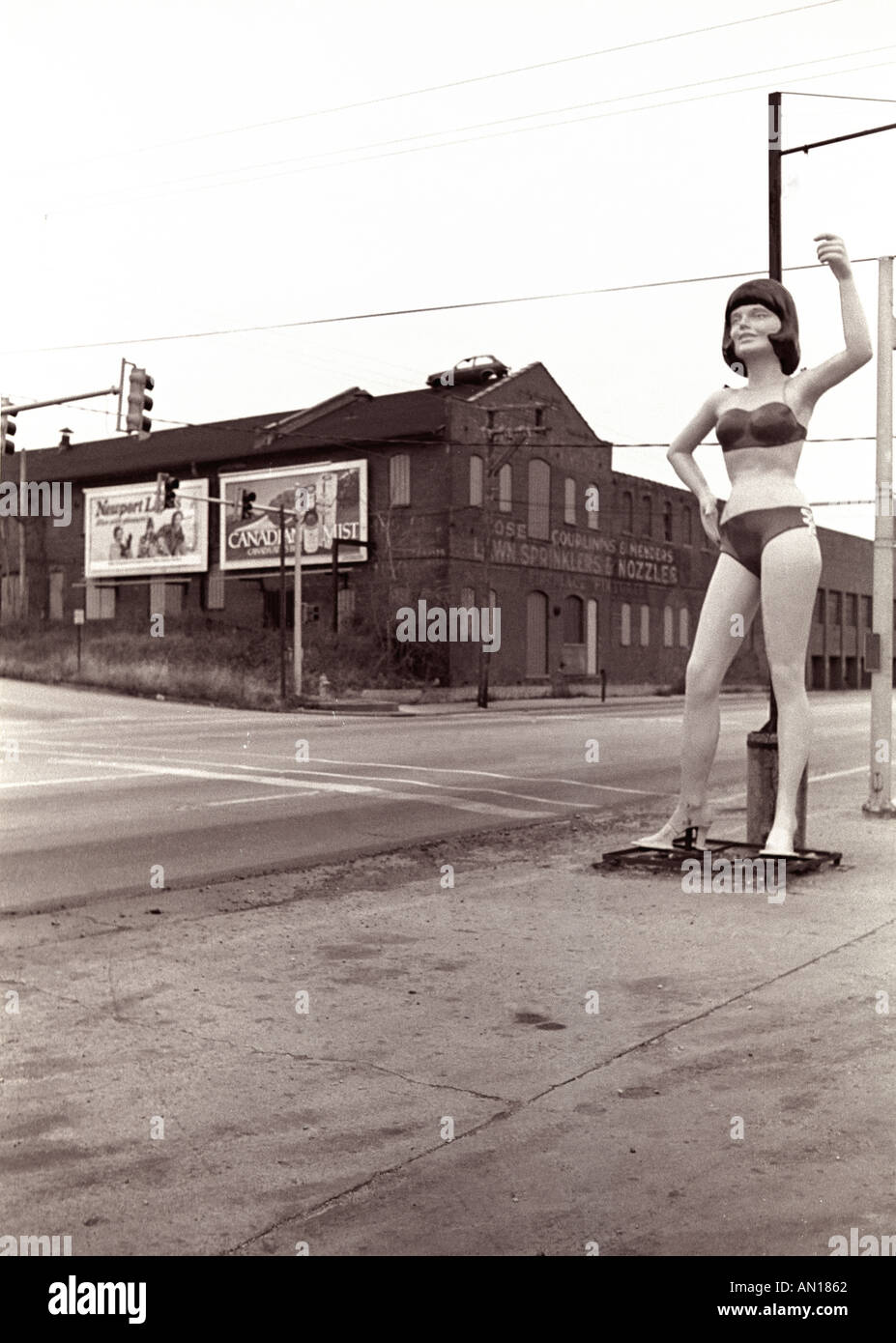 Gigante donna in fibra di vetro in corrispondenza di un bordo strada come un attrazione per un negozio di pneumatici Foto Stock