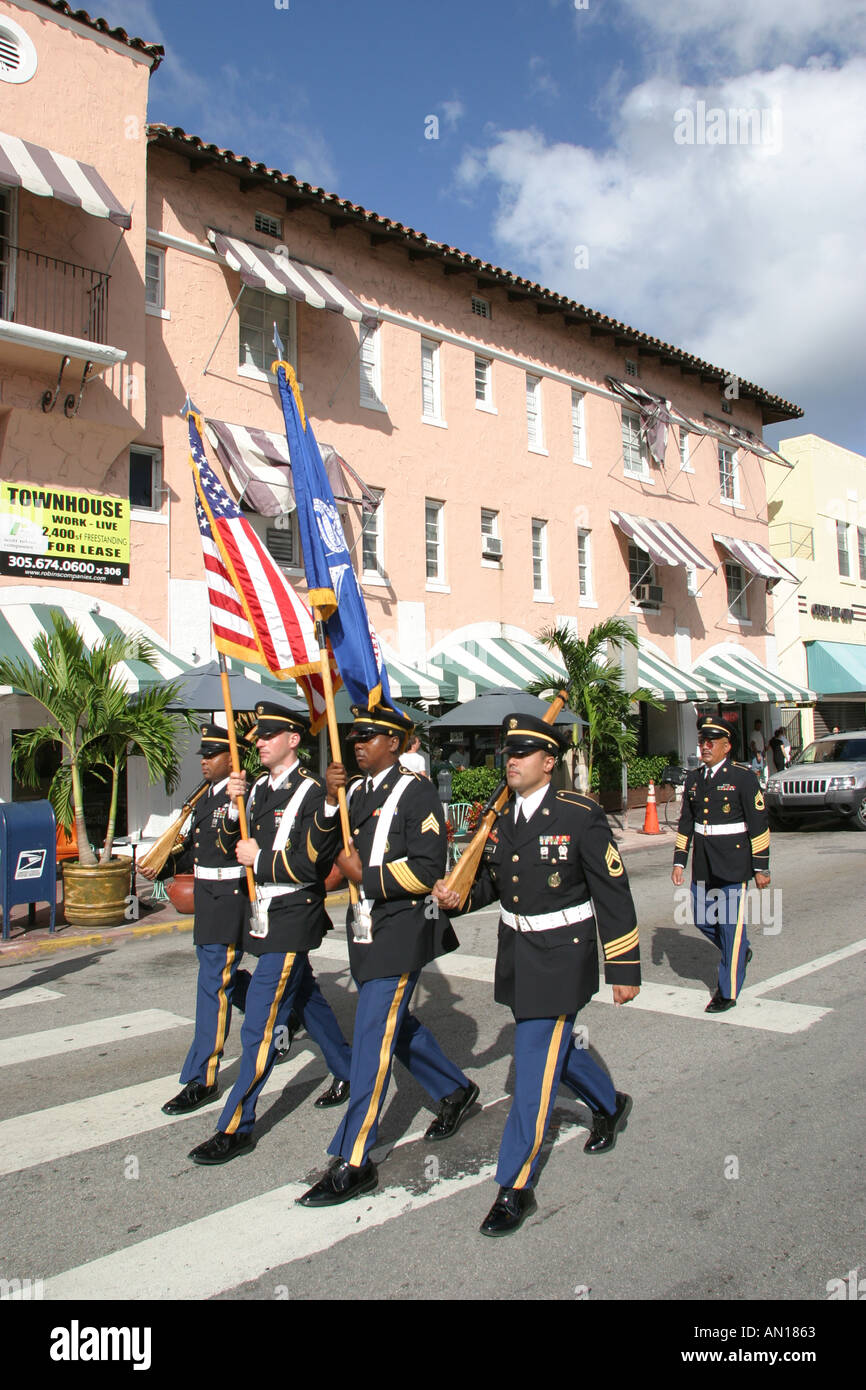 Miami Beach Florida, Washington Avenue, Veterans' Day parata e cerimonia, soldati, patriottismo, visitatori viaggio viaggio turismo turistico punto di riferimento la Foto Stock