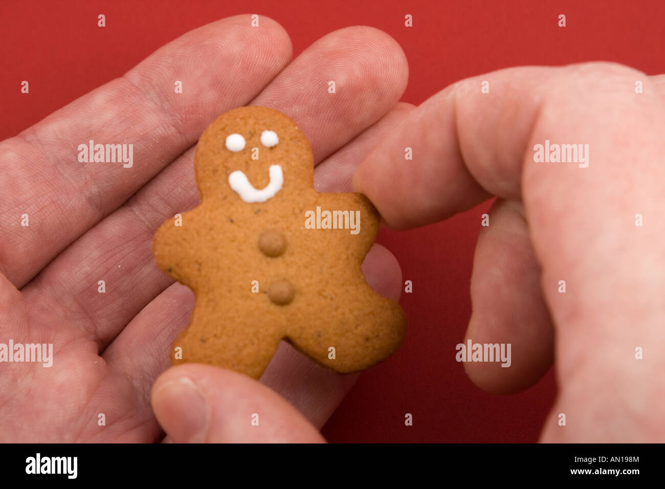 Biscotti di Natale su un lato isolato su sfondo rosso Foto Stock