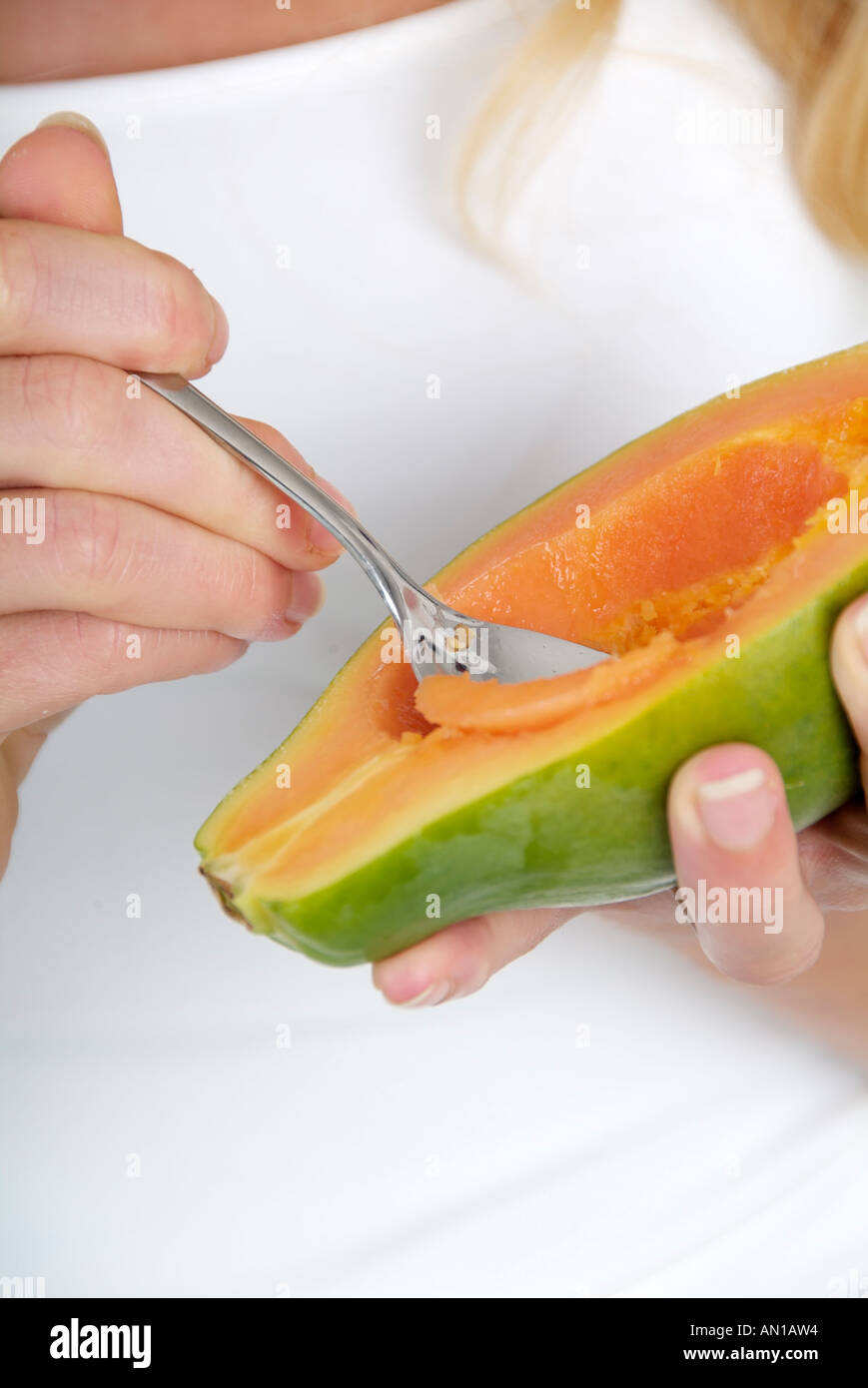 Stile di vita giovane 20+ Donna godendo di una papaia Wellfood vivente della salute Foto Stock