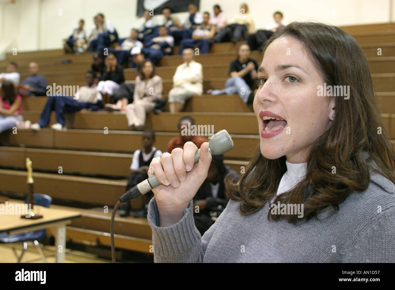 Miami Florida,Little Haiti,Edison High School,campus,gioco di basket halftime Memorial service condotto da non violence Project USA,impara learns lear Foto Stock