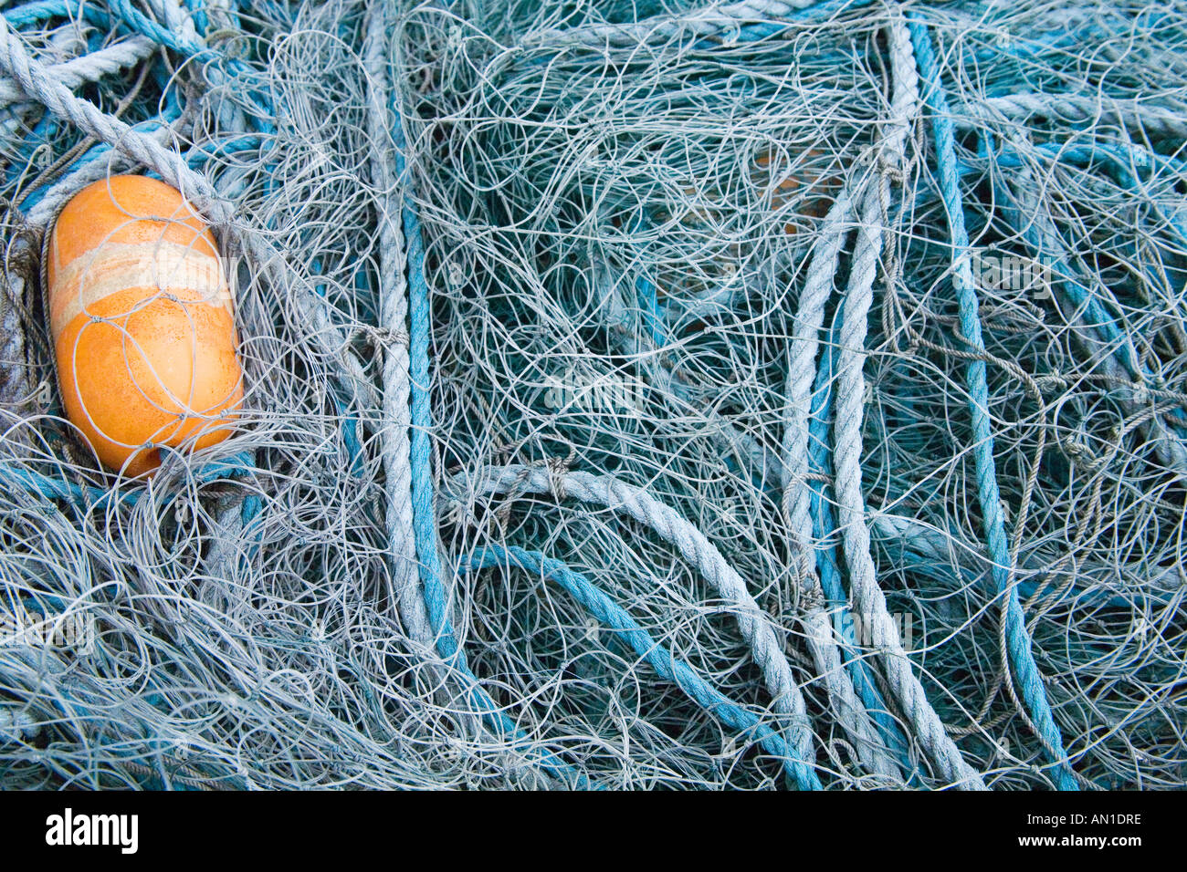 Blue reti da pesca e arancio galleggiante Cornwall Inghilterra UK Regno Unito GB Gran Bretagna Isole Britanniche Europa UE Foto Stock