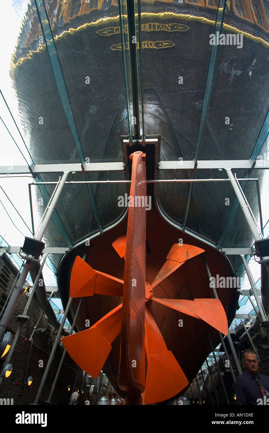 SS Gran Bretagna ferro dello scafo della nave e la ventola nel bacino di carenaggio Bristol Avon Somerset England Regno Unito Regno Unito GB Foto Stock