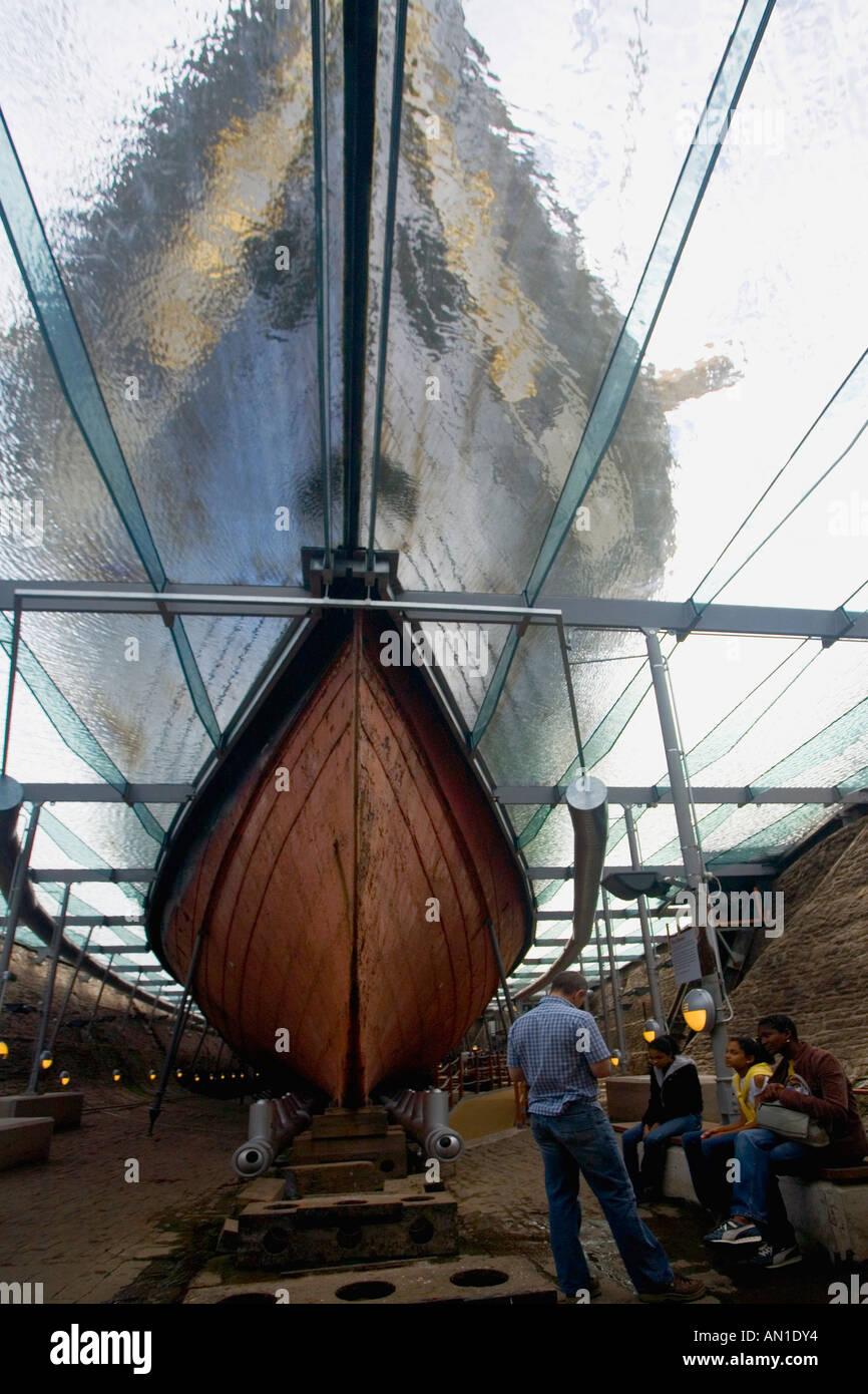 SS Gran Bretagna nel mondo il primo grande ferro dello scafo della nave e prua in bacino di carenaggio Bristol Avon Somerset England Regno Unito Regno Unito GB Foto Stock