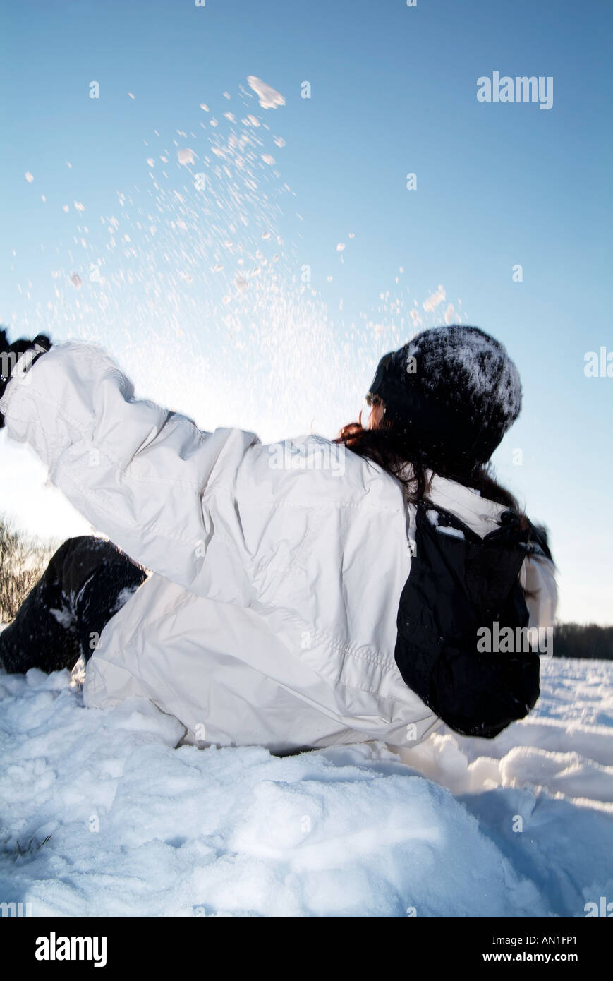 Giovane donna pazzesca godendo di neve in Hamburg - Germania, divertente, nevoso, Stile di vita Foto Stock