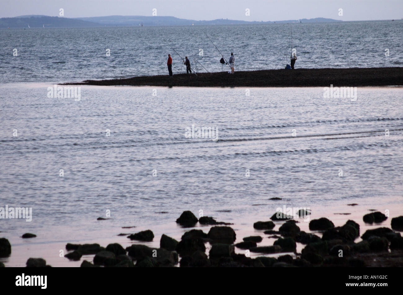 La pesca in mare su uno spiedo di scandole Lee on Solent il Hampshire Foto Stock