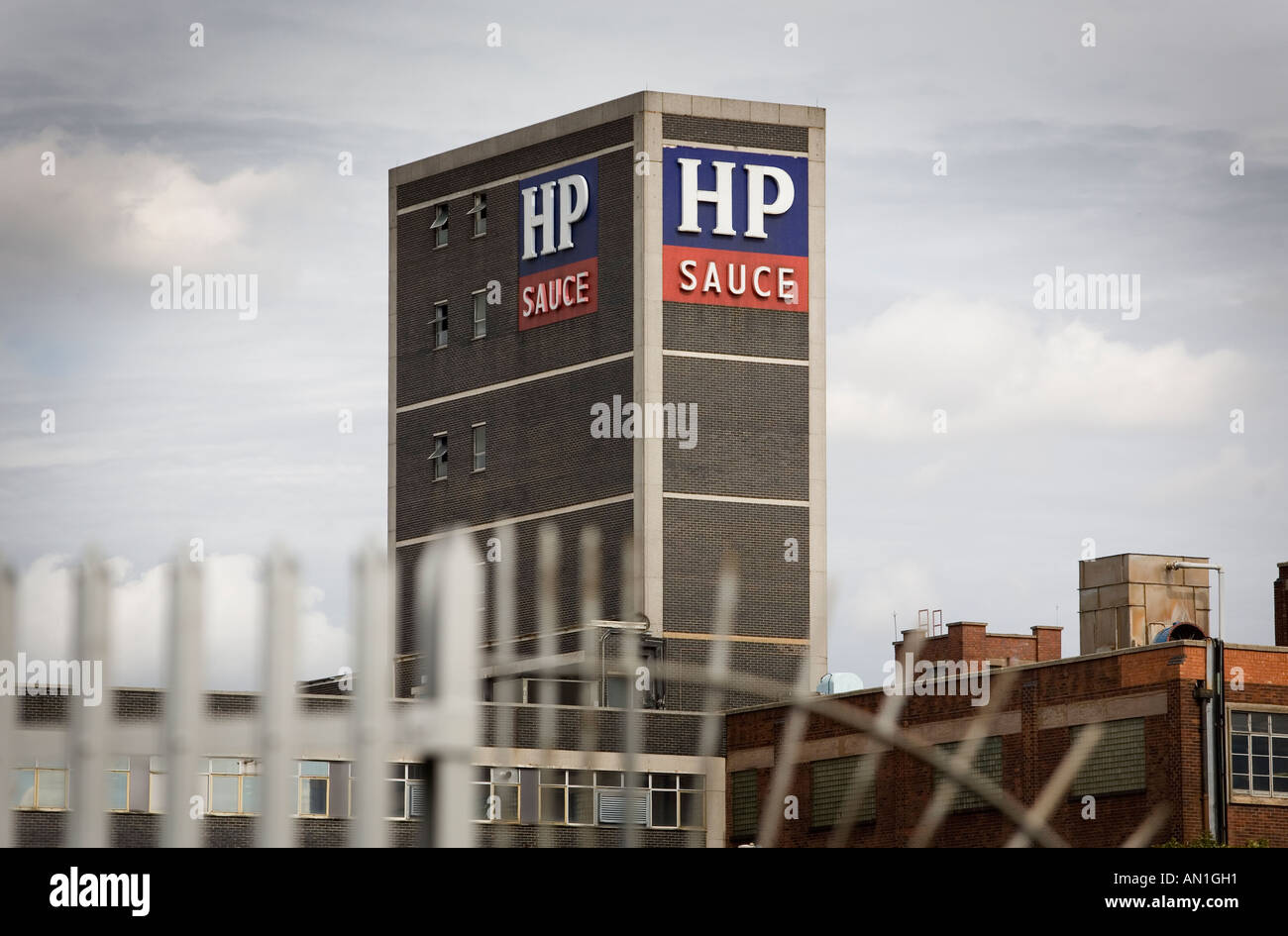 Una vista della famosa salsa HP factory in Birmingham West Midlands England che facce colsure Foto Stock