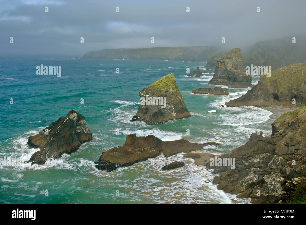 Panoramica sulla costa frastagliata e mare di pile di Bedruthan Steps Bedruthan Steps Cornwall Inghilterra REGNO UNITO Foto Stock