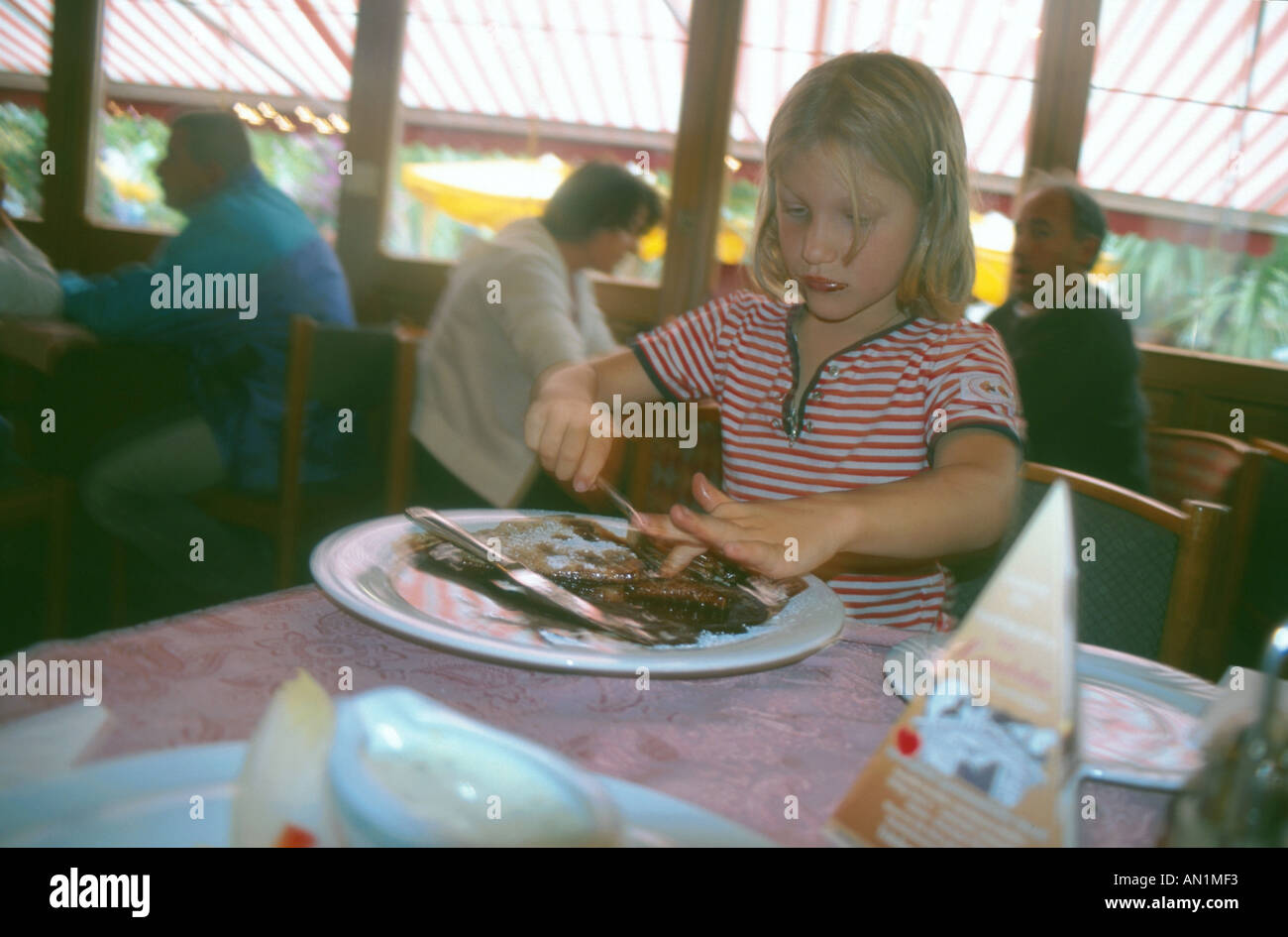 Ragazza mangiando cioccolato crêpe in un ristorante, Stiria, Schladming Foto Stock