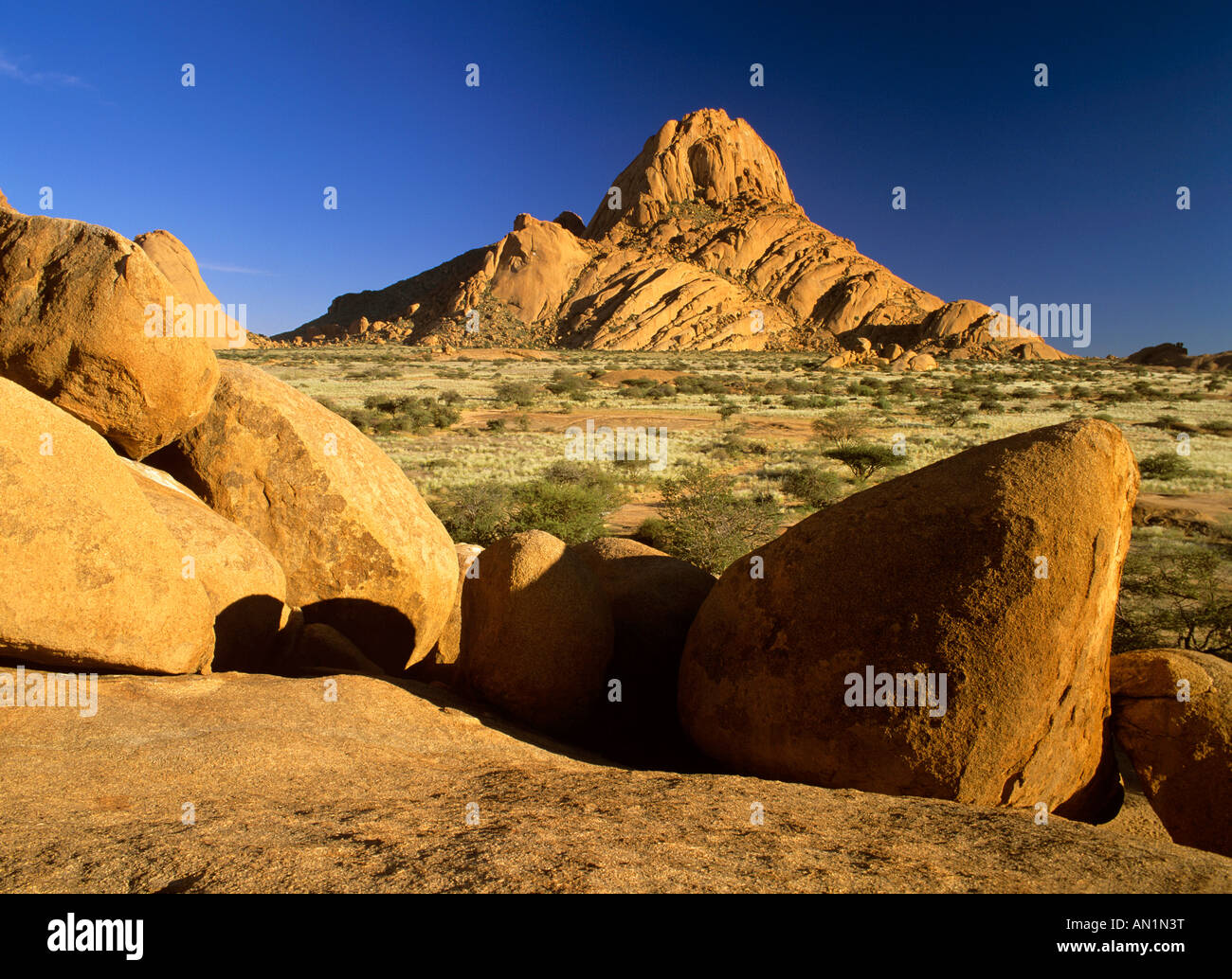 Montagna con rocce e massi in mattina presto luce della Namibia in Africa Foto Stock