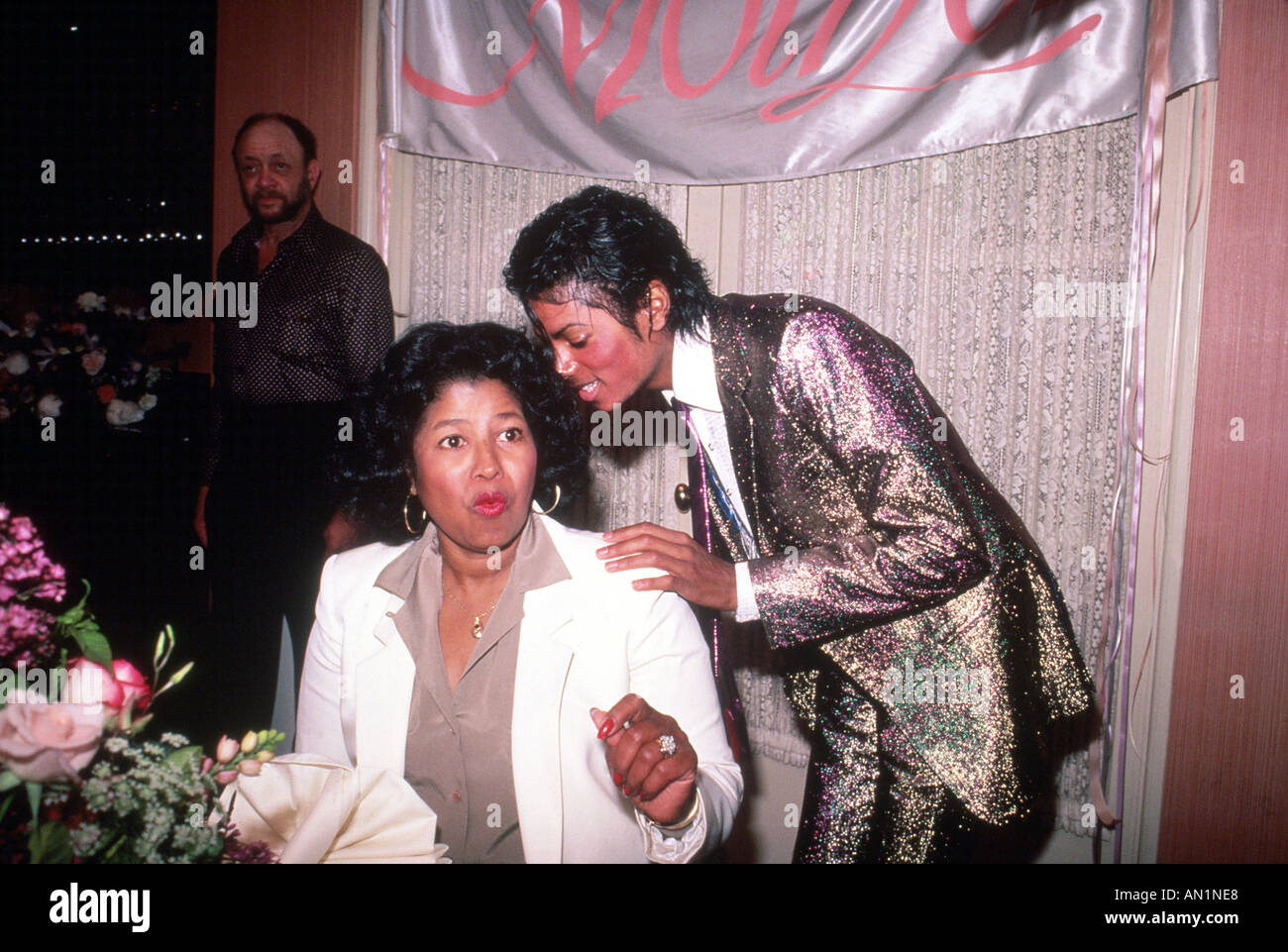 MICHAEL JACKSON con sua madre Katherine festeggia il suo compleanno il 4 maggio 1984 a Los Angeles. Foto di Jeffrey Mayer Foto Stock
