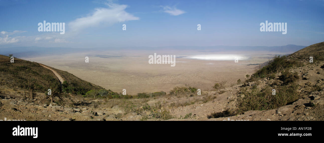 Il cratere di Ngorongoro, Tanzania, Vista panoramica dalla strada Seneto scendere Foto Stock