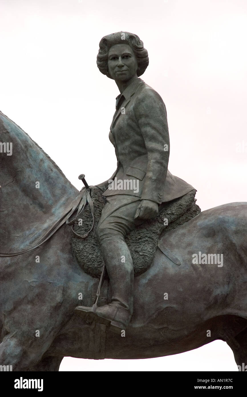 Statua in bronzo della regina Elisabetta II a cavallo Foto Stock