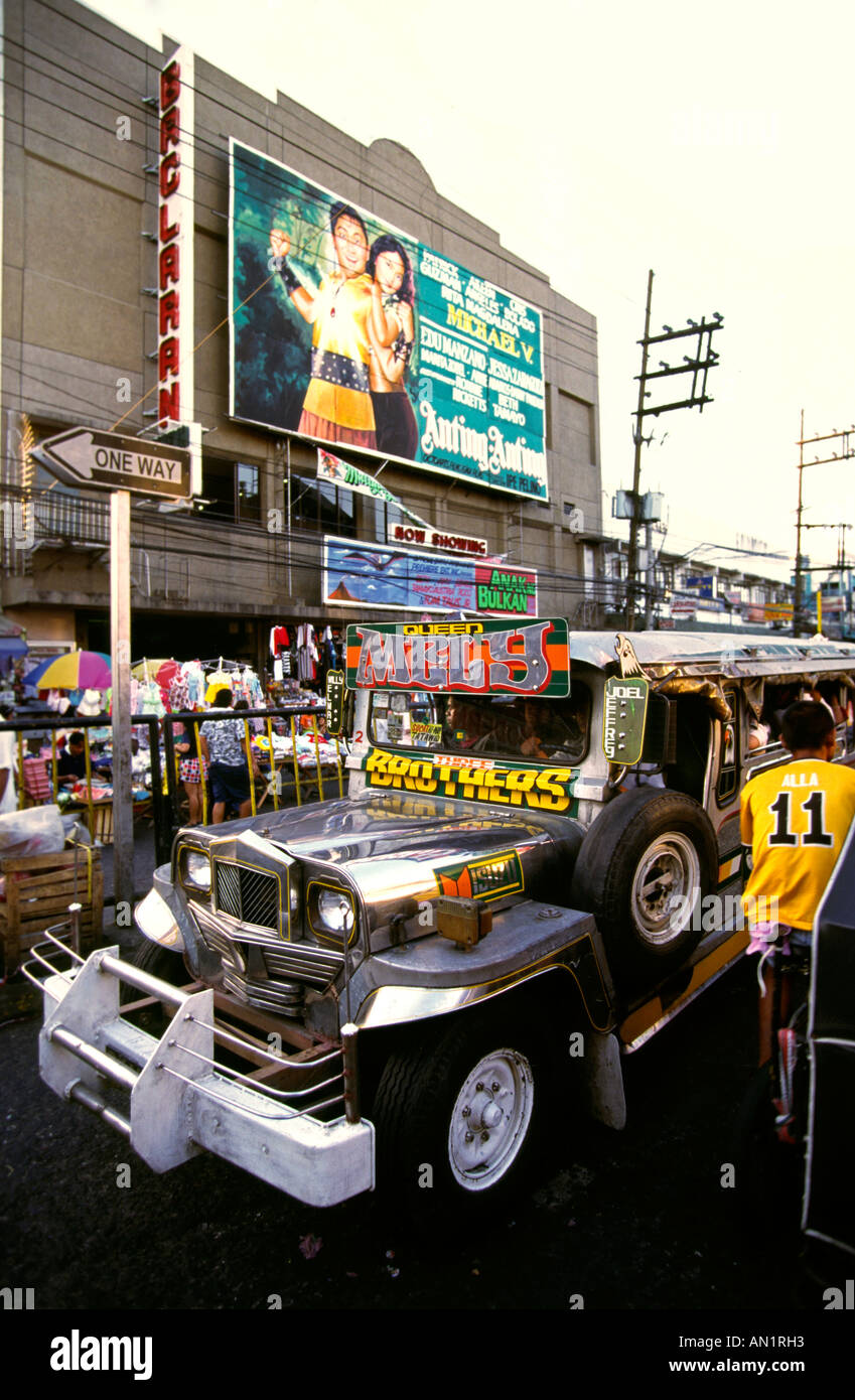 Filippine Manila jeepney trasporto passando attraverso Baclaran street market Foto Stock