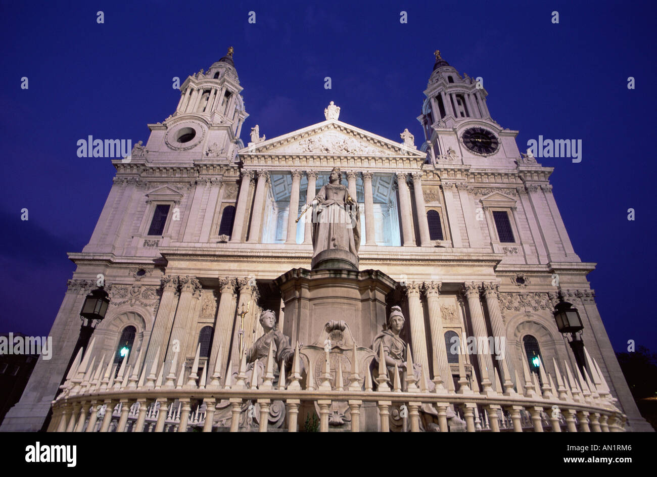 L'Inghilterra,Londra,St Pauls Cathedral al crepuscolo Foto Stock
