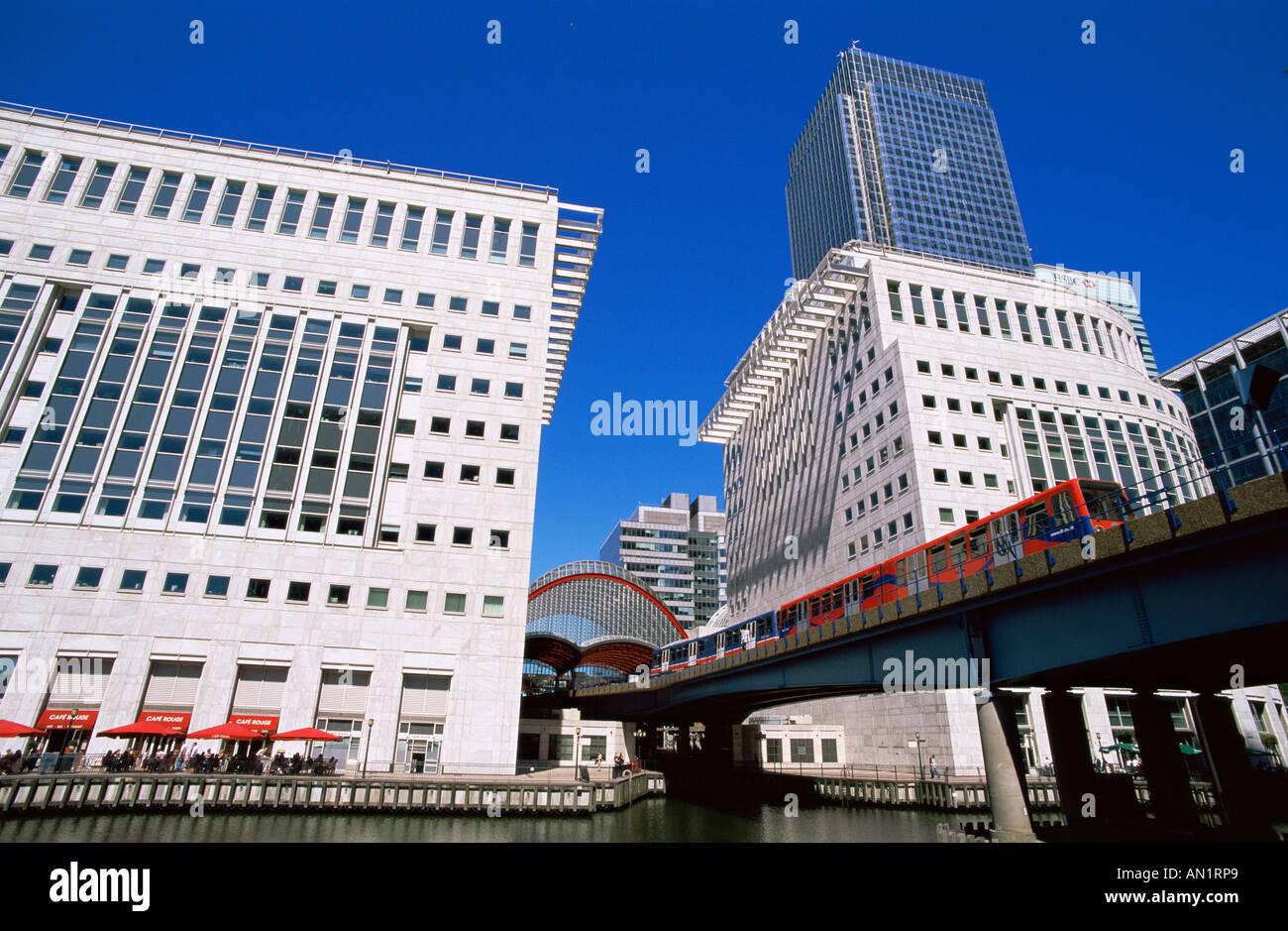 L'Inghilterra,Londra,Docklands,Canary Wharf e Docklands Light Railway in treno Foto Stock