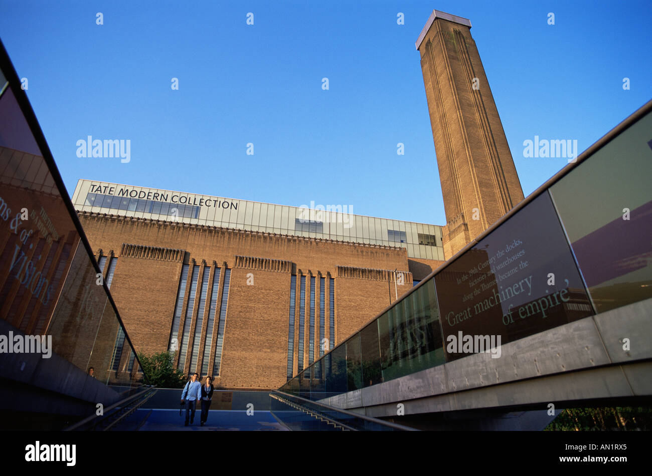 L'Inghilterra,Londra,Southbank,la Tate Modern e il Millennium Bridge Foto Stock