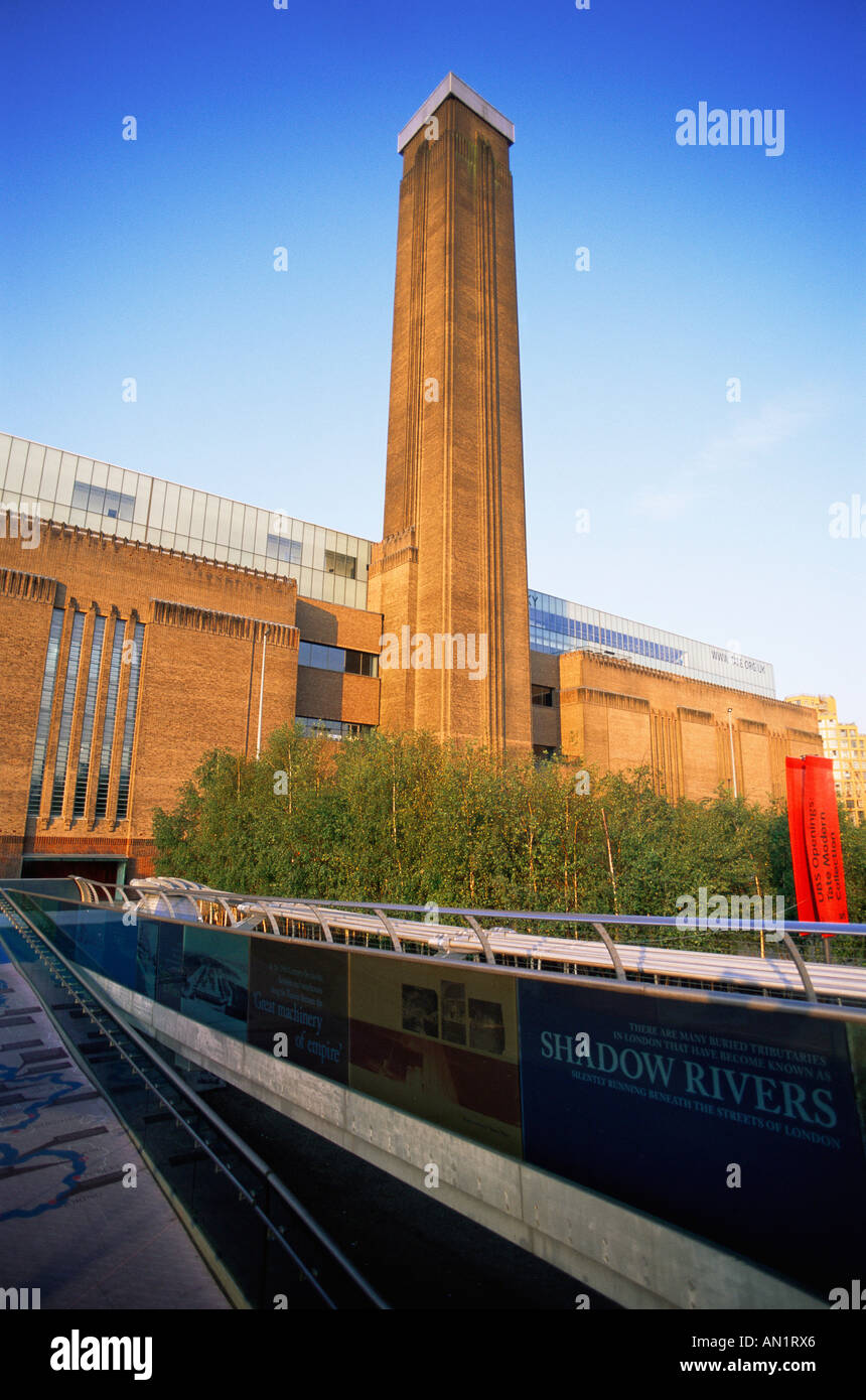 L'Inghilterra,Londra,Southbank,la Tate Modern e il Millennium Bridge Foto Stock