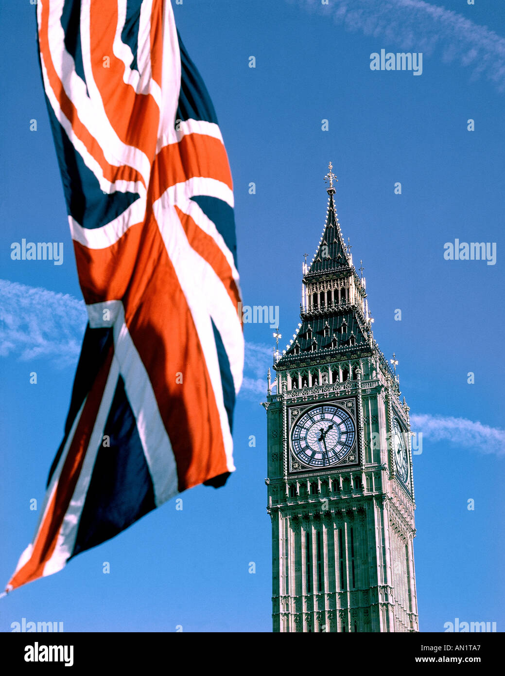 GB - LONDRA: Big Ben (Elisabetta La Torre) e Unione Jack Foto Stock