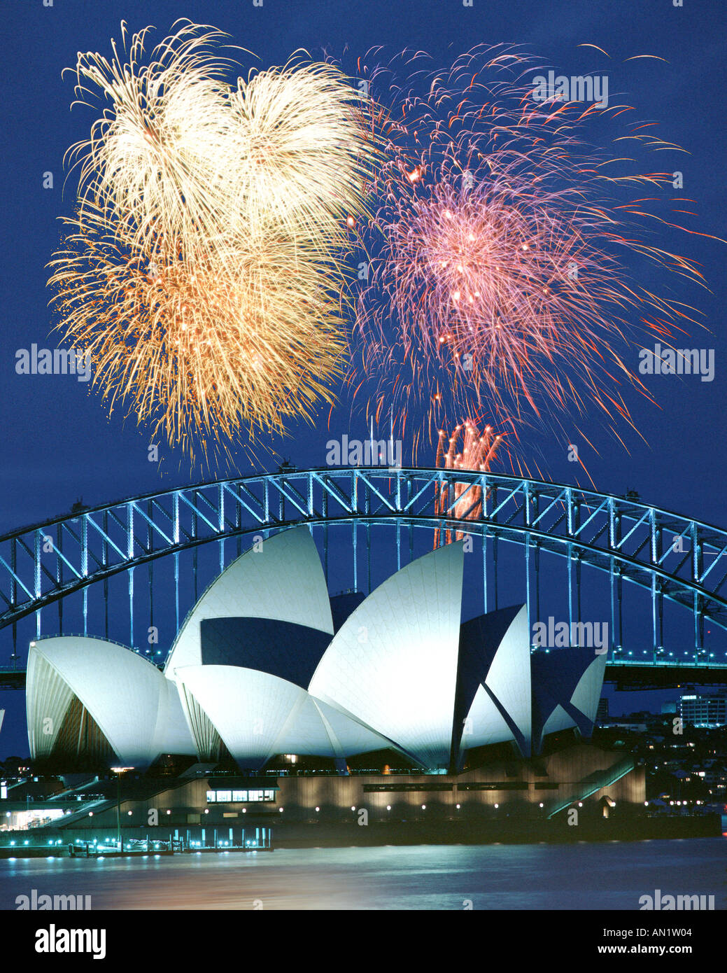 AU - Sydney: Fuochi d'artificio oltre l'Opera House e Harbour Bridge Foto Stock