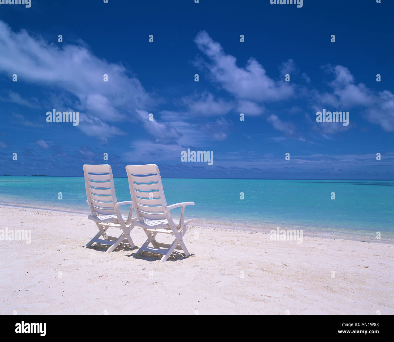 Due sedie in una spiaggia Maldive Foto Stock