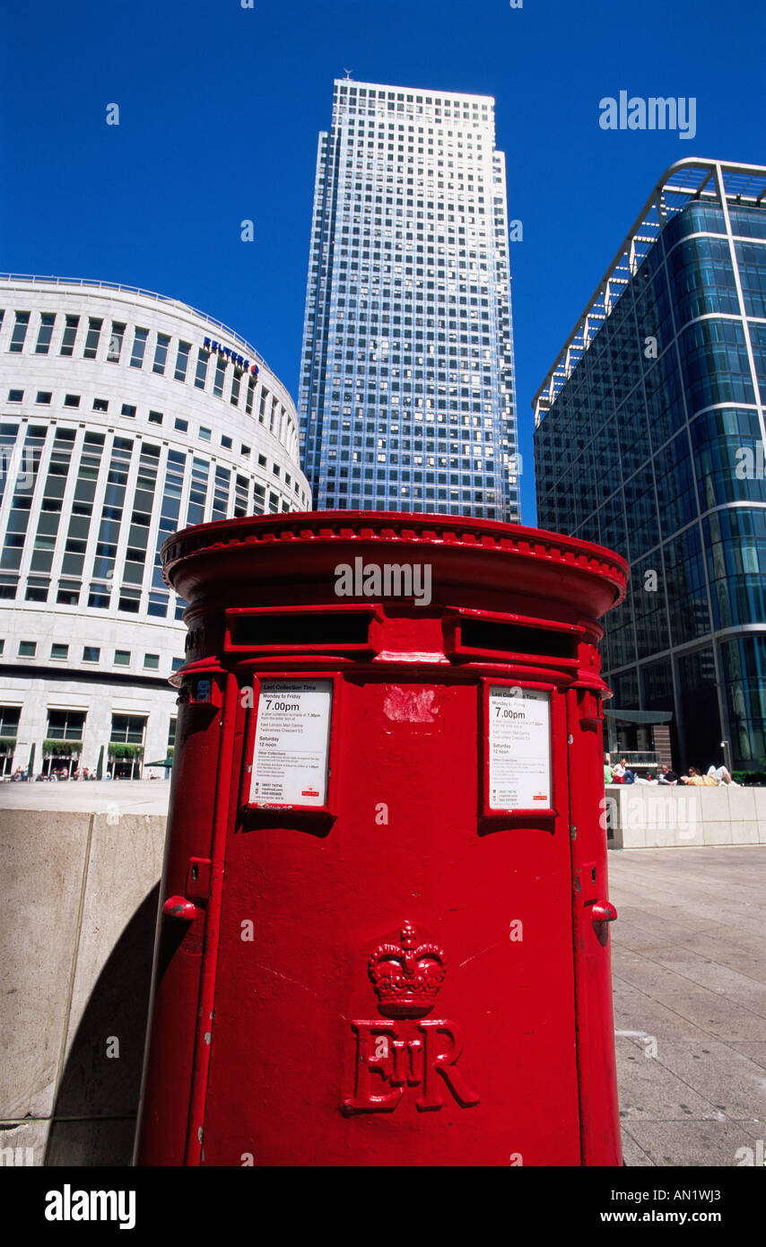 L'Inghilterra,Londra,Postbox tradizionale e da Canary Wharf Skyline Foto Stock