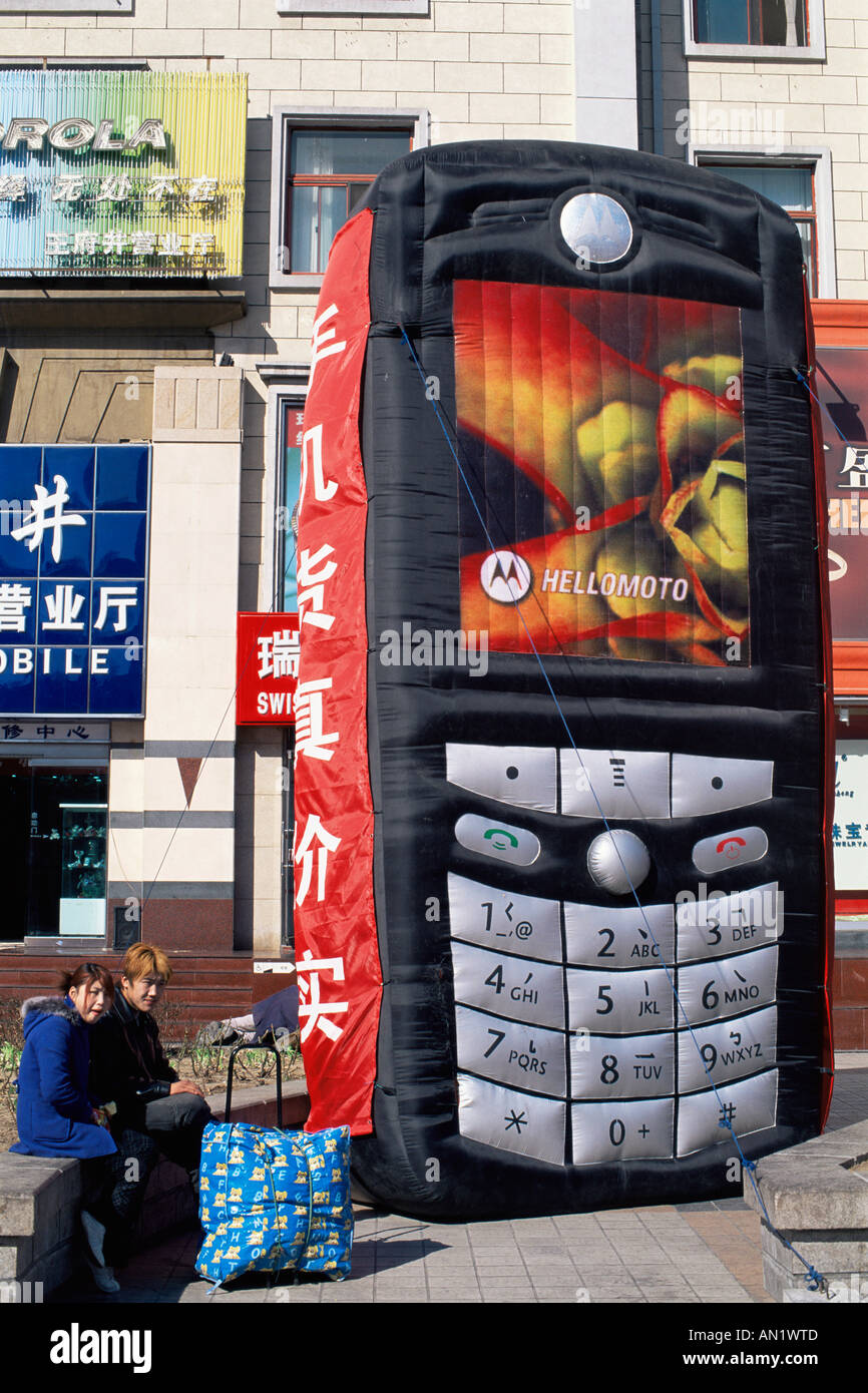 Cina, Pechino, Scene di strada, Telefono Cellulare pubblicità promozionale Foto Stock