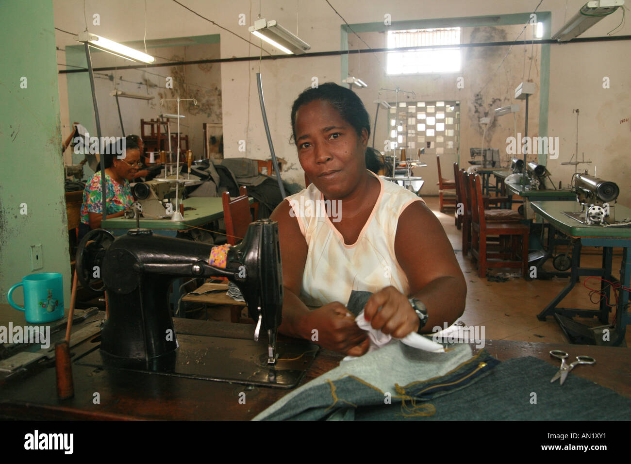 Cuba Cienfuegos Gennaio 2006 lavoratrice in una manifattura di sartoria Foto Stock