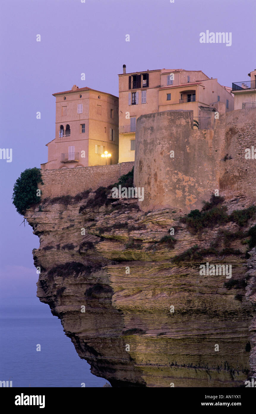 Francia, Corsica, Bonifacio, scogliere e case in Haute Ville Foto Stock