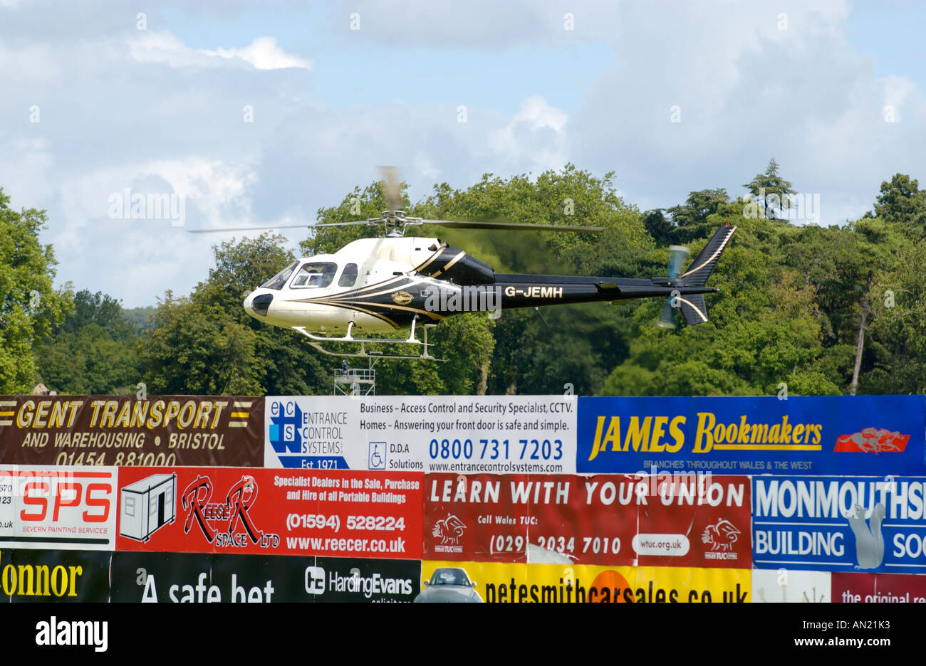 Elicottero usato per portare i fantini formatori proprietari e vip a Chepstow Racecourse Monmouthshire South Wales UK Foto Stock