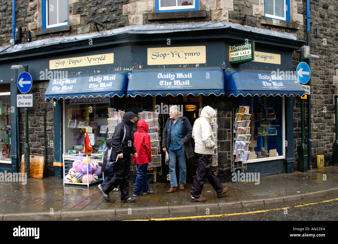Angolo Edicola negozio sulla strada principale dello shopping a Dolgellau Gwynedd North Wales UK Foto Stock