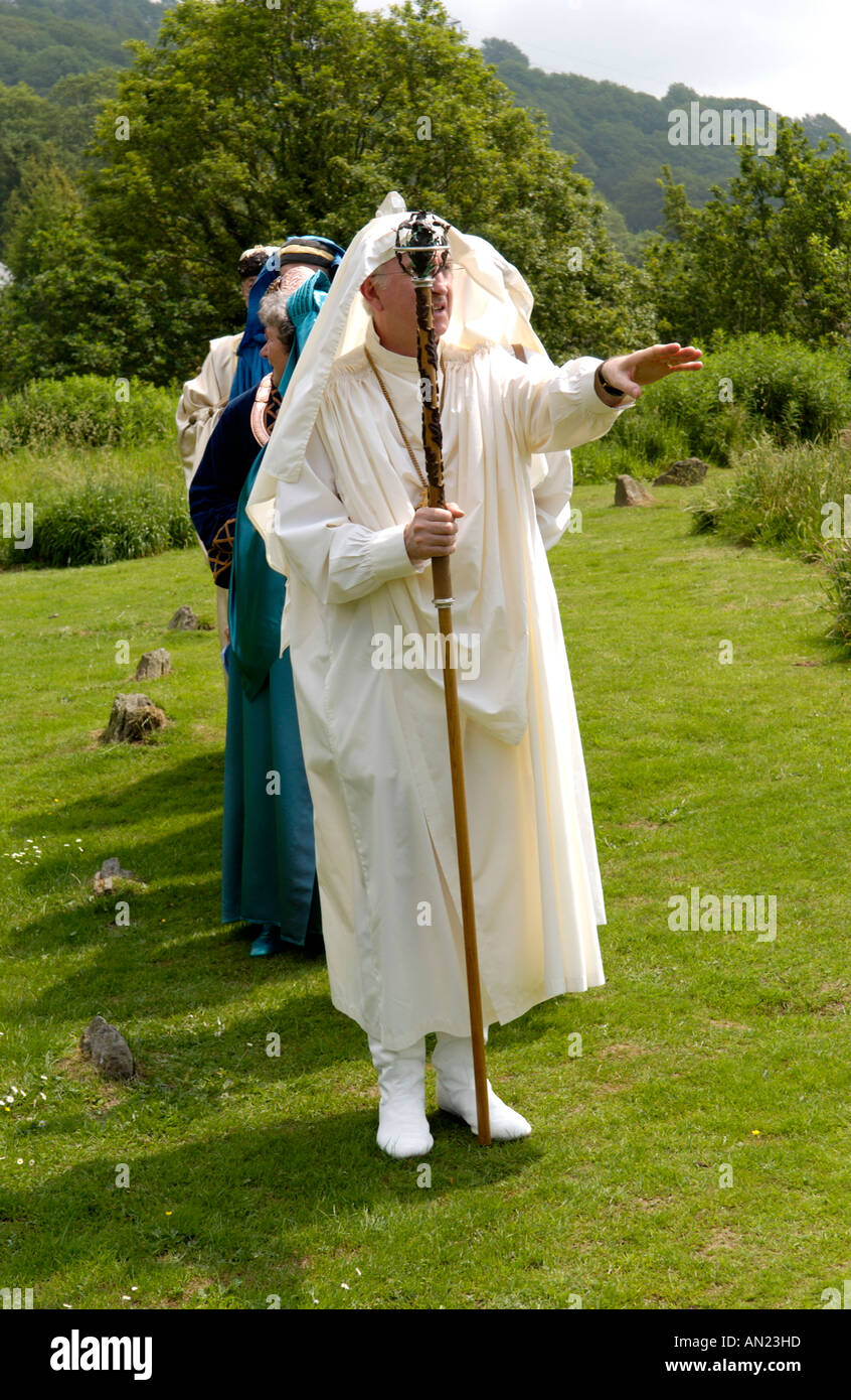 Cantori festeggiare il centocinquantesimo anniversario della Welsh inno nazionale a eisteddfod Gorsedd cerchio di pietra in Pontypridd South Wales UK Foto Stock