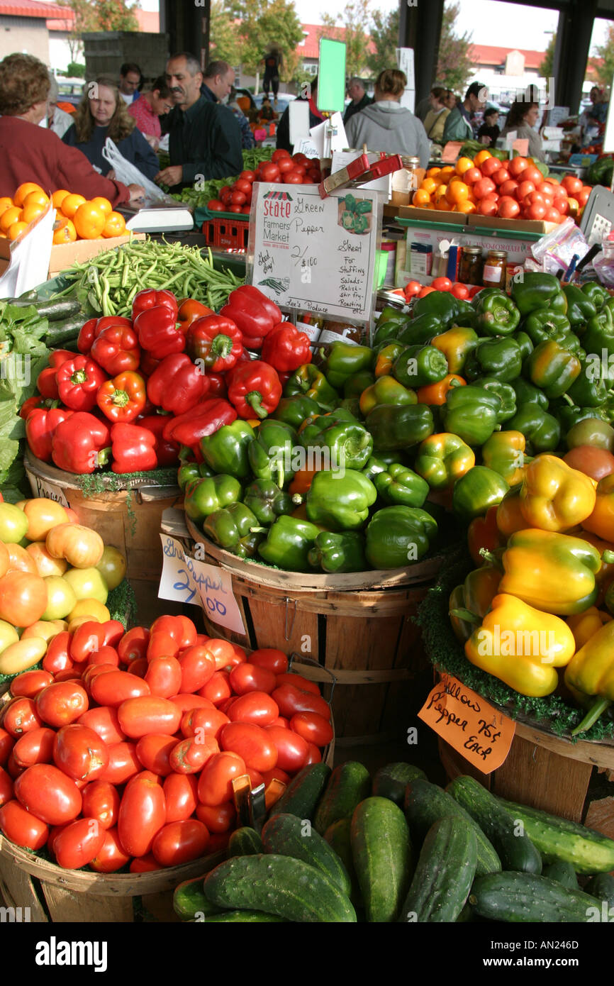 Raleigh North Carolina, state Farmers Market, produzione, frutta, verdura, verdura, cibo, venditori bancarelle bancarelle mercato stand, tradizione, mar Foto Stock