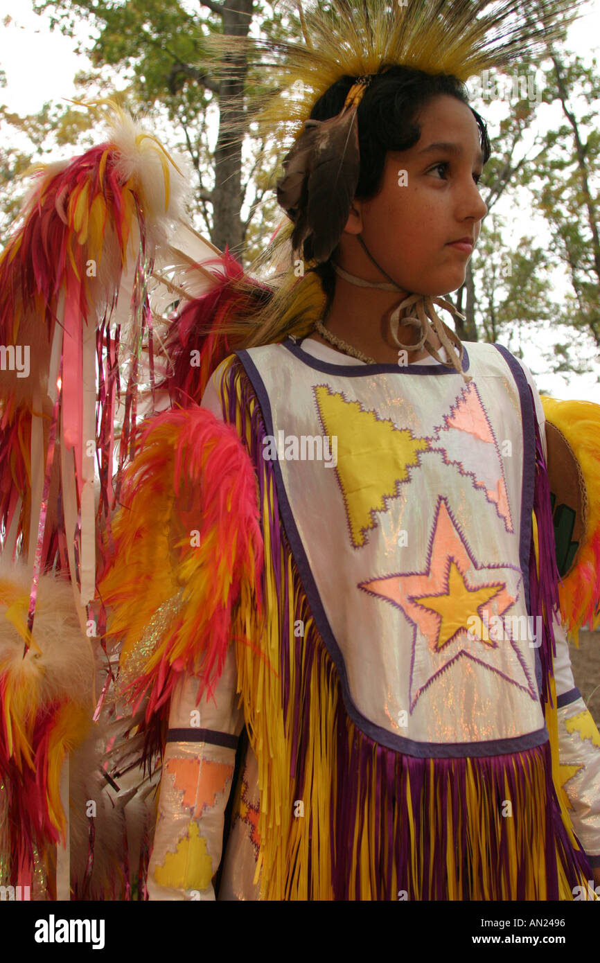 Raleigh North Carolina, North Carolina state Fair, Indian Village, Lumbee, nativi americani, popolazioni indigene indiane, ragazzi ragazzi maschi bambini NC 102503 Foto Stock