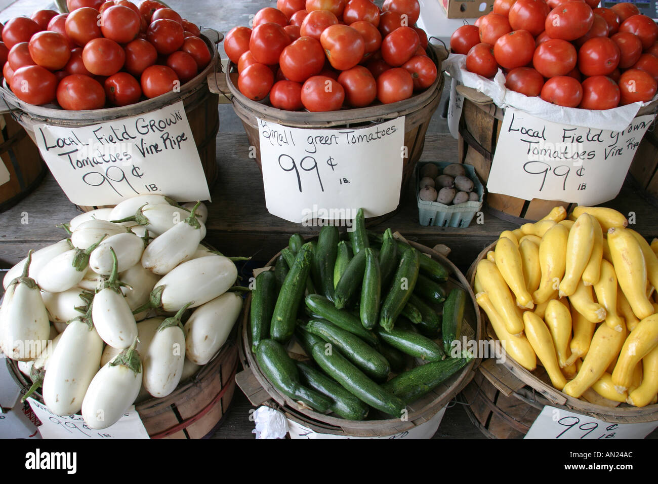 Raleigh North Carolina, state Farmers Market, produzione, frutta, verdura, verdura, cibo, venditori bancarelle bancarelle mercato stand, tradizione, mar Foto Stock