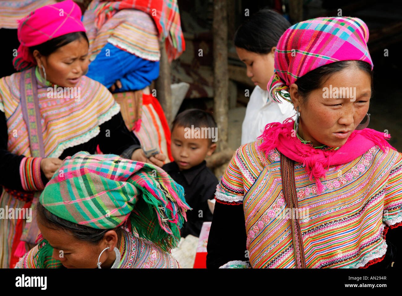 Fiore donne Hmong a Bac Ha mercato nel nord del Vietnam Foto Stock