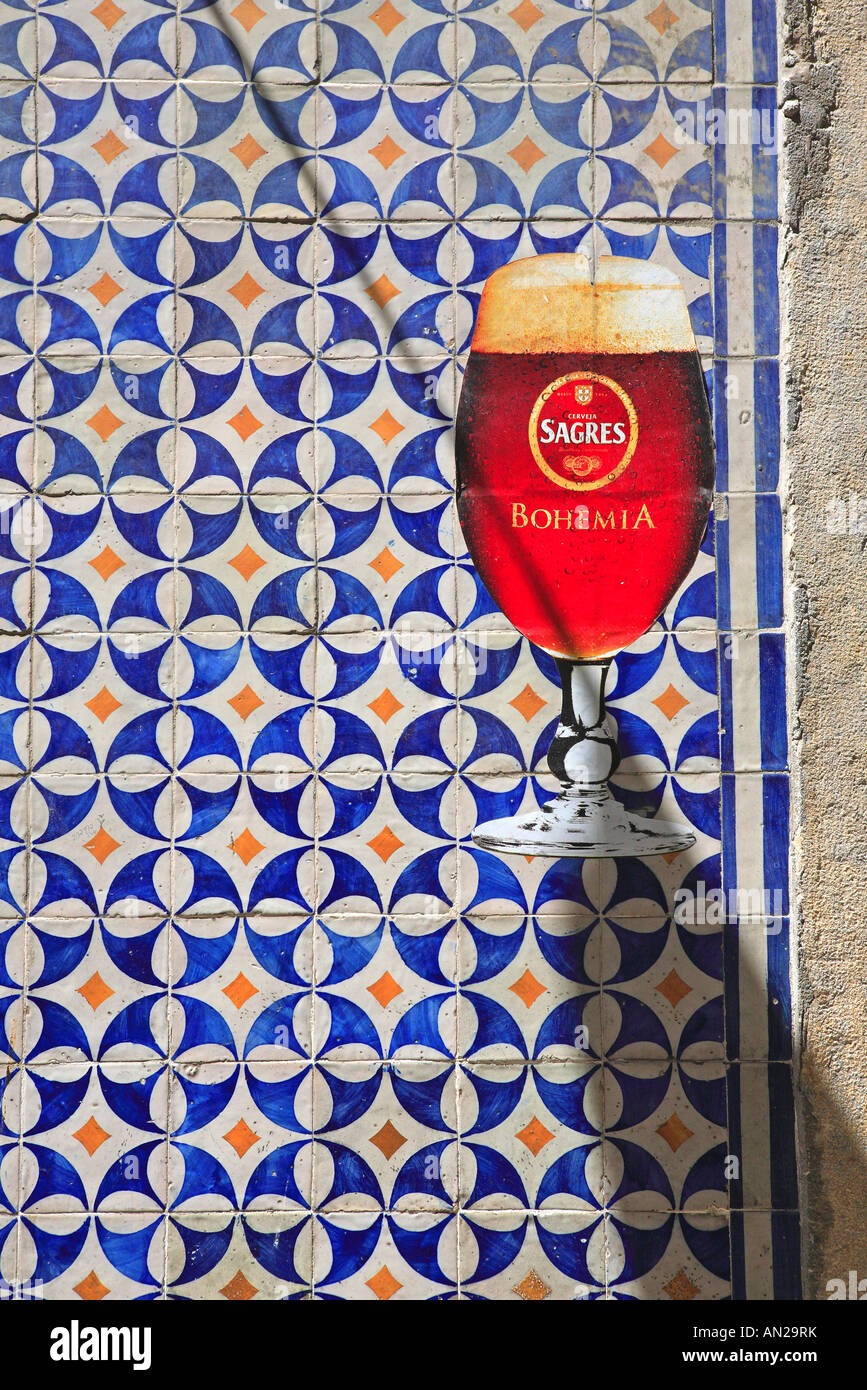 Il Portogallo, Lisbona, Bairro Alto, birra annuncio Foto Stock