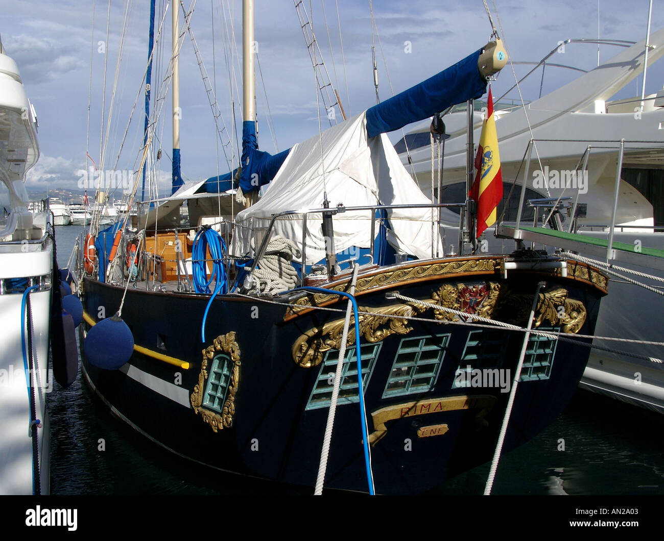 Le imbarcazioni da diporto a Puerto Banus Costa del Sol Spagna porto Marina Harbor piacere sfarzose costoso gin palazzi porto barca barca Foto Stock