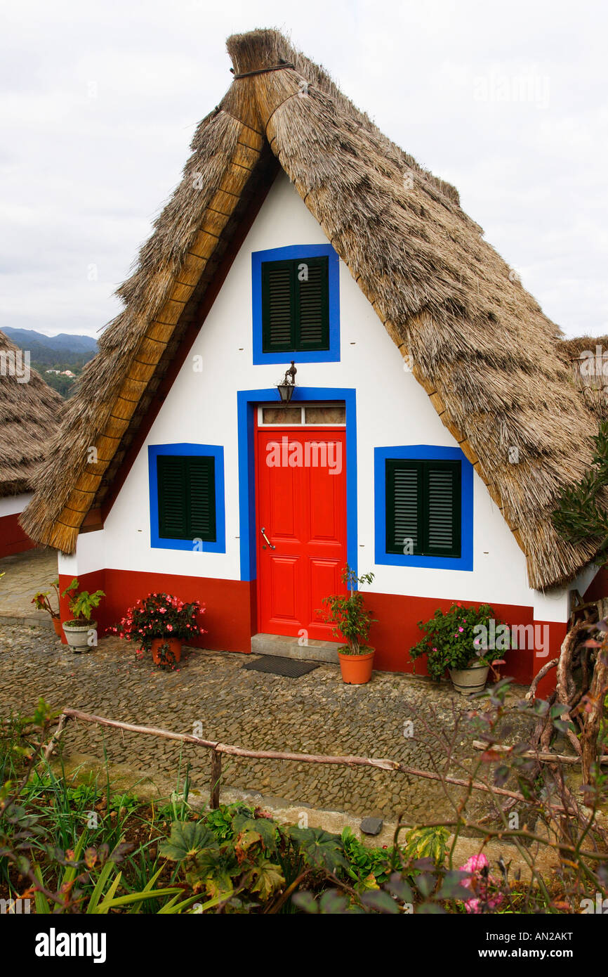 Portogallo Madeira Alte traditionelle Häuschen die Casas de colmo di Santana vecchie case tradizionali a Santana Foto Stock