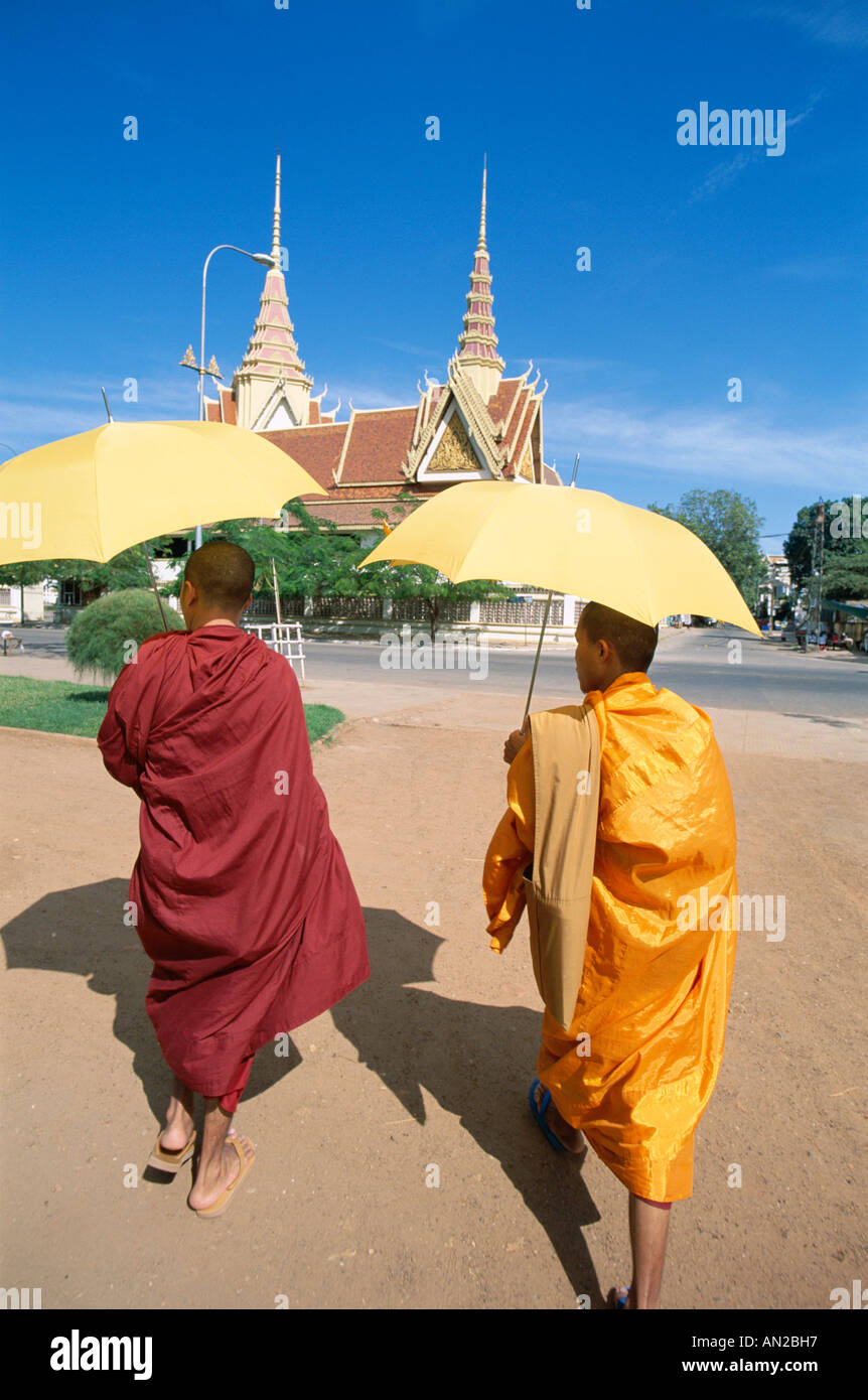 I monaci a piedi con ombrelloni, Phnom Penh Cambogia Foto Stock