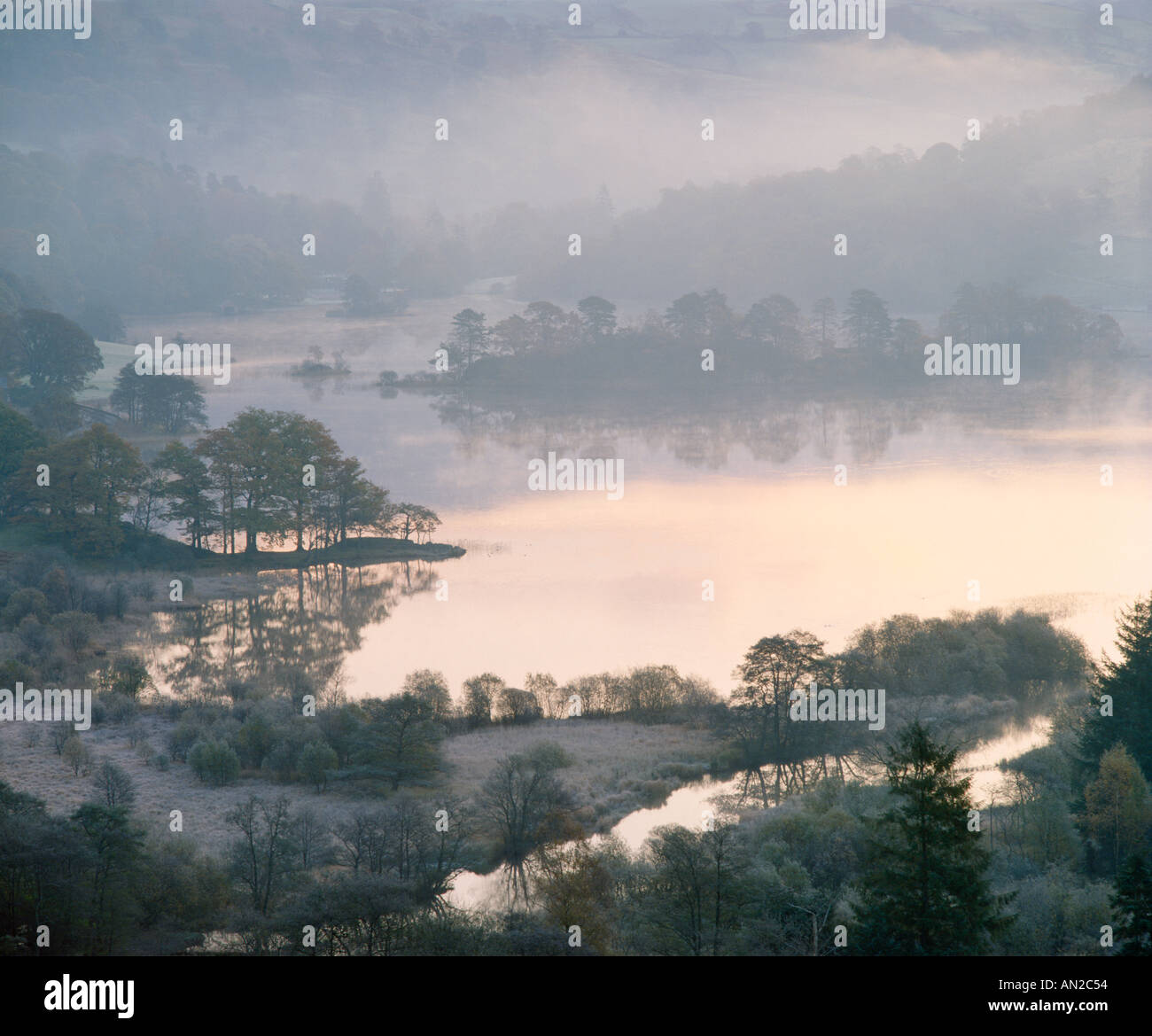 Rydal acqua nel Parco nazionale del Lake District vicino a Grasmere, Ambleside e Windermere. Cumbria, Inghilterra. Inverno mattina frost. Foto Stock