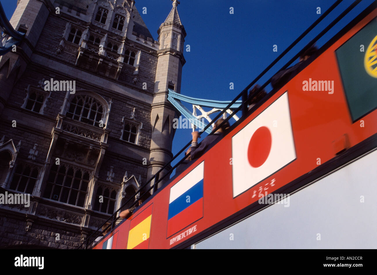 Il Tower Bridge & Tour Bus Foto Stock