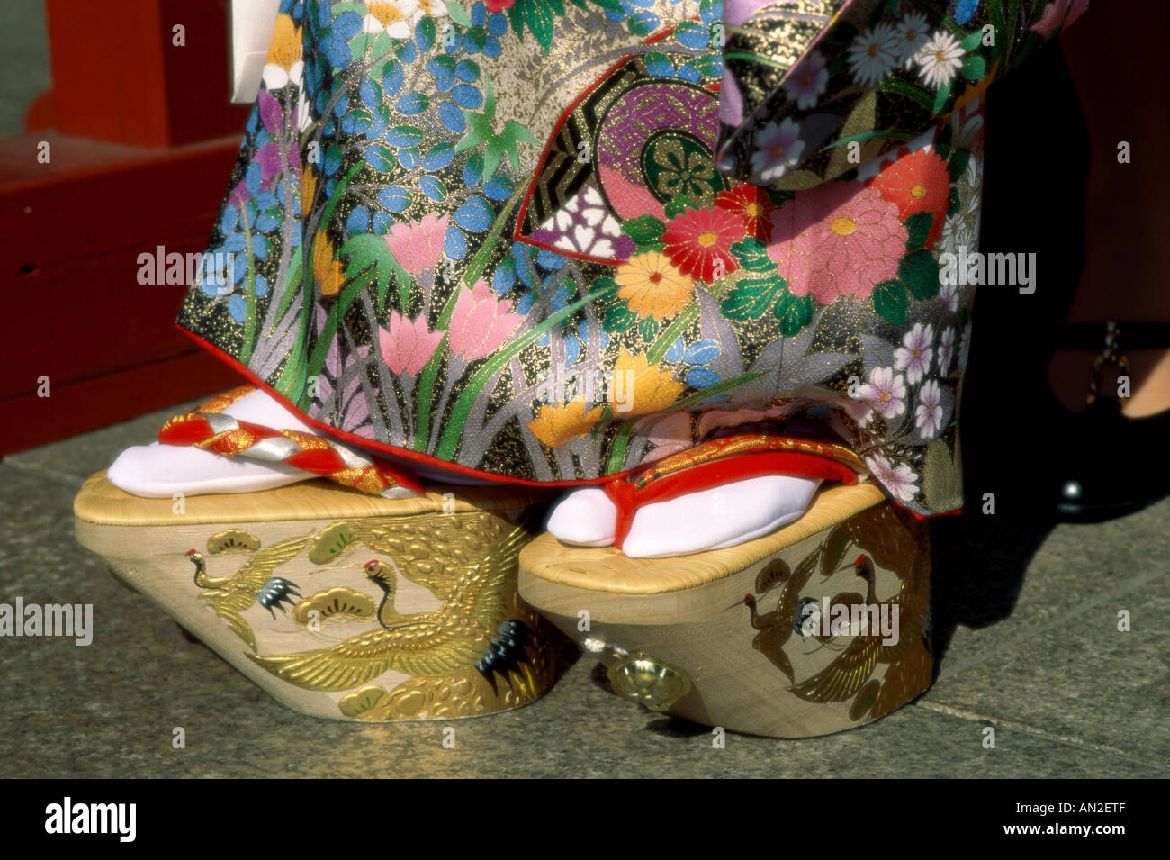 Tradizionali scarpe di legno / zoccoli (Geta) / Dettaglio kimono, Tokyo,  Honshu, Giappone Foto stock - Alamy