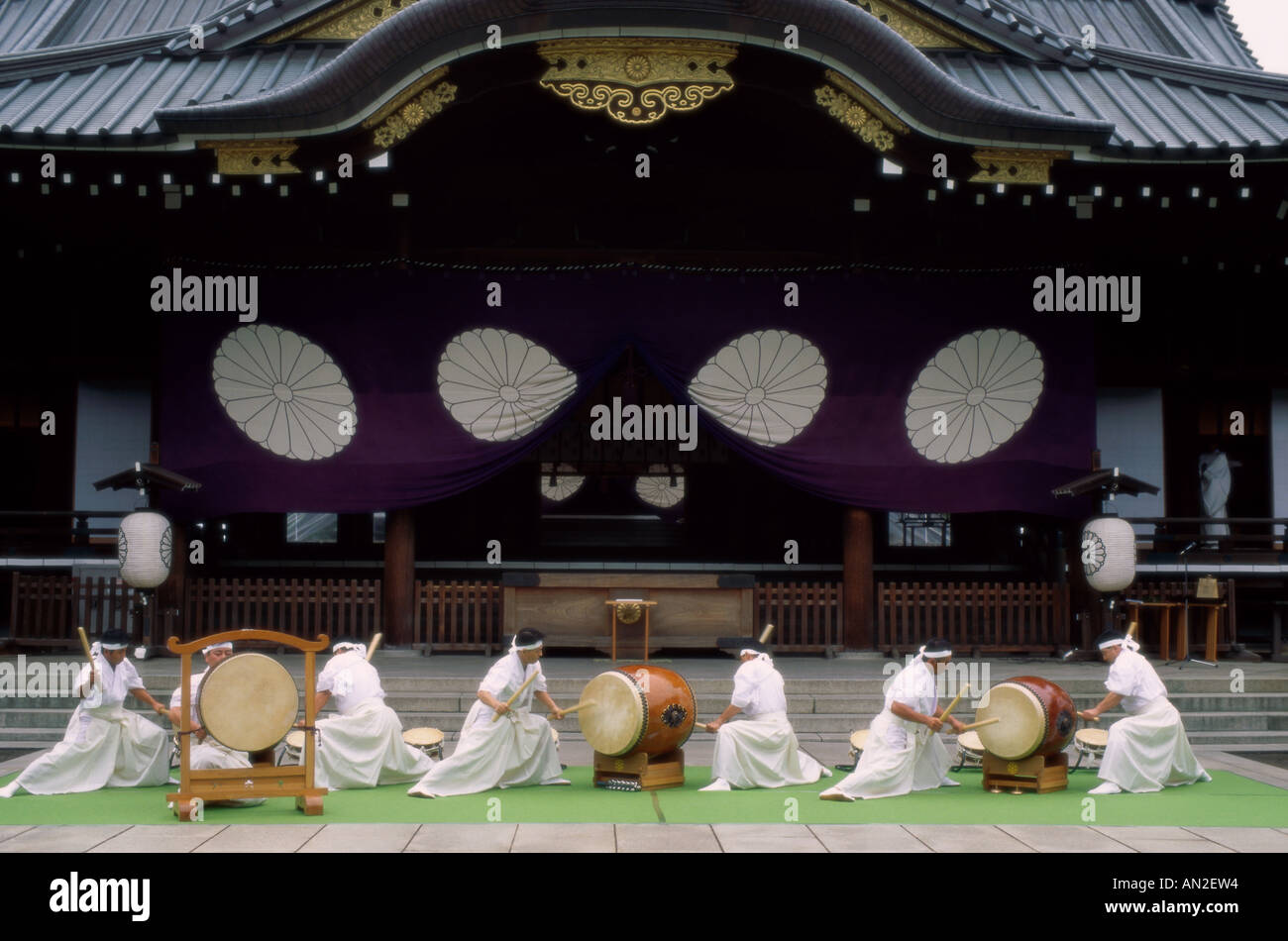 Il Santuario Yasukuni / Taiko Drumming Gruppo, Tokyo, Honshu, Giappone Foto Stock