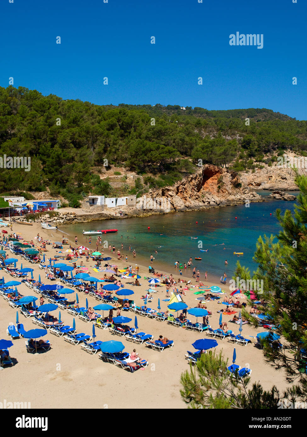 Vista dalla scogliera attorno a Port de Sant Miguel. Foto Stock