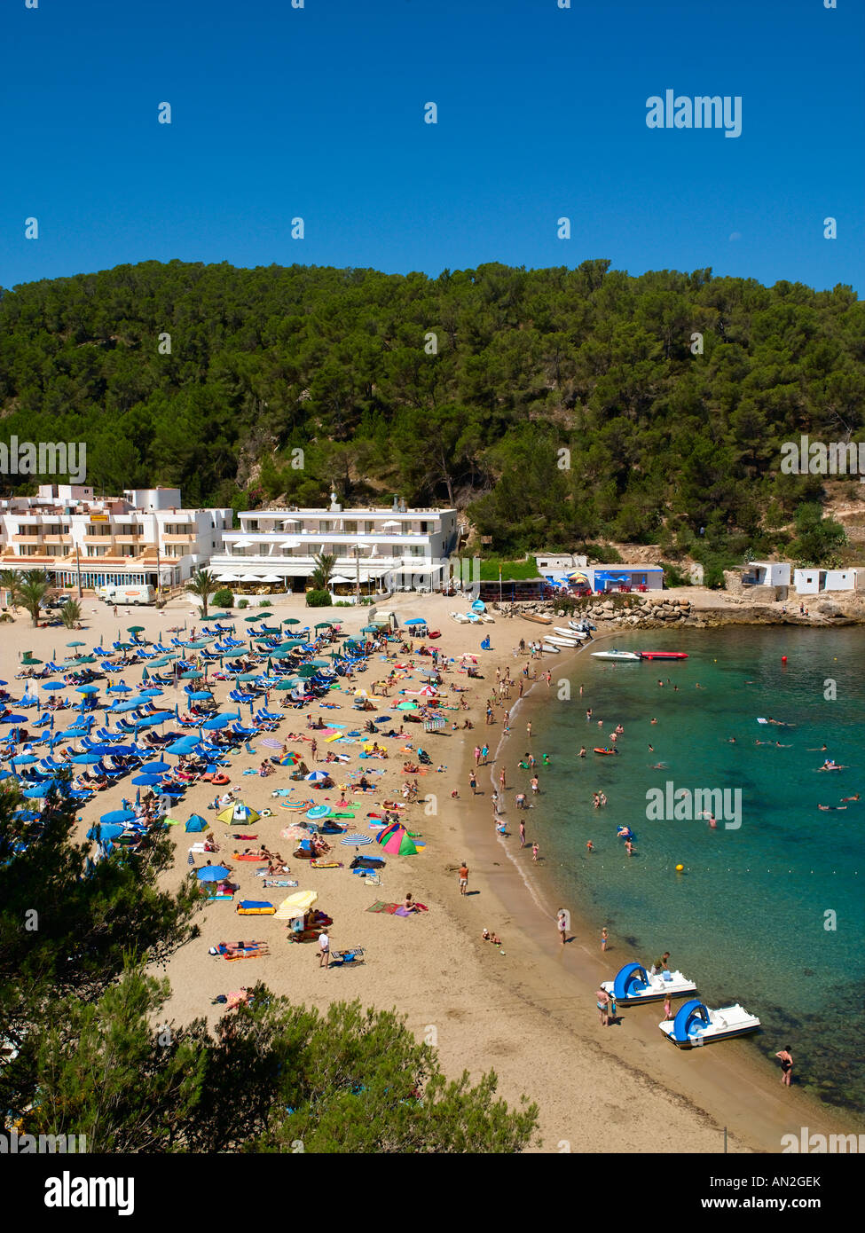 Vista dalla scogliera attorno a Port de Sant Miguel. Foto Stock