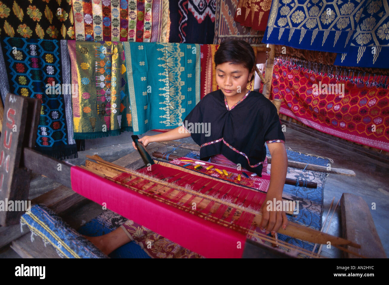 Sukarara / Weaver lavorando su una mano tessile, Lombok, Indonesia Foto Stock