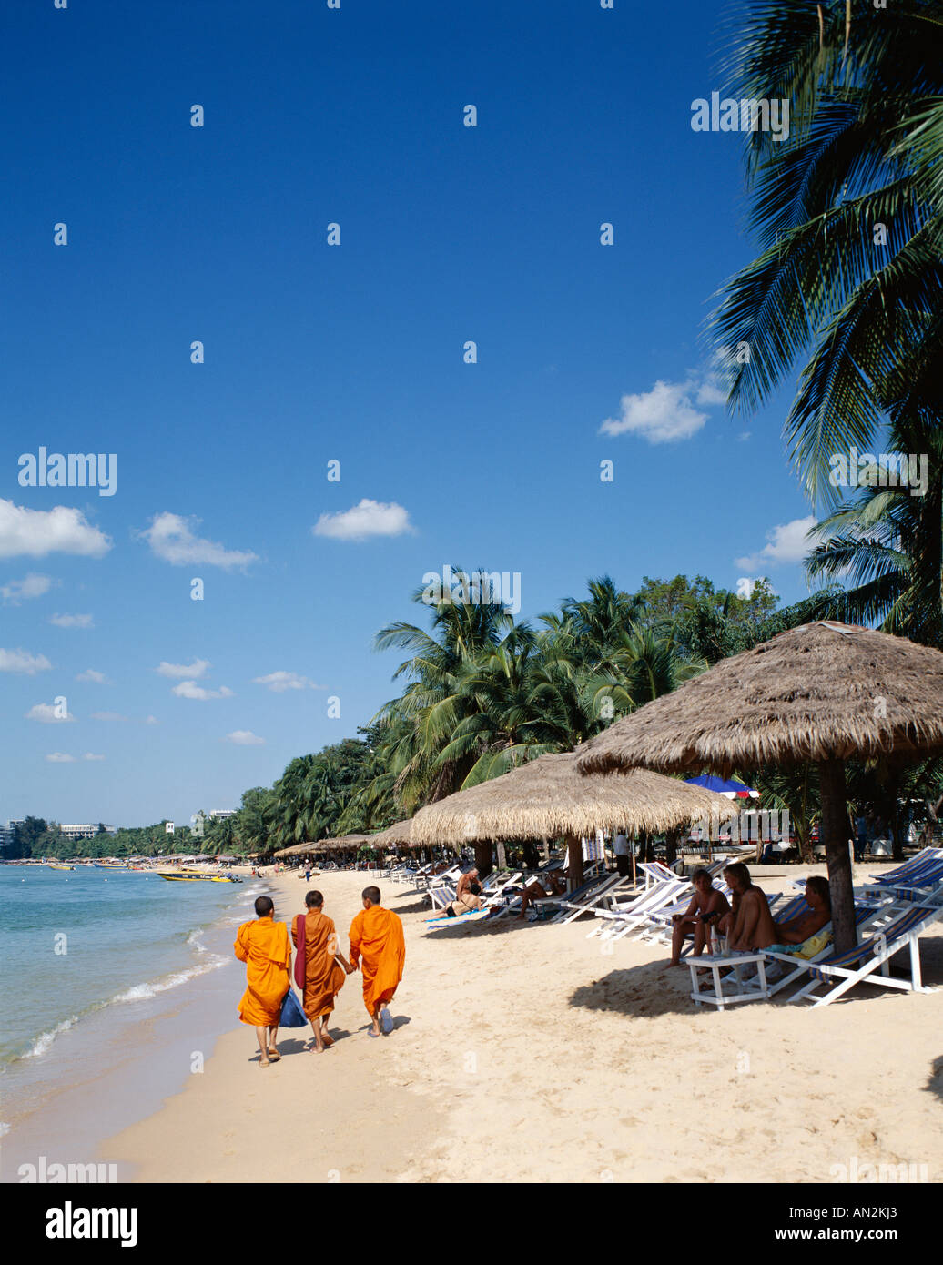 Spiaggia di Pattaya / monaci camminando sulla spiaggia, Pattaya, Thailandia Foto Stock