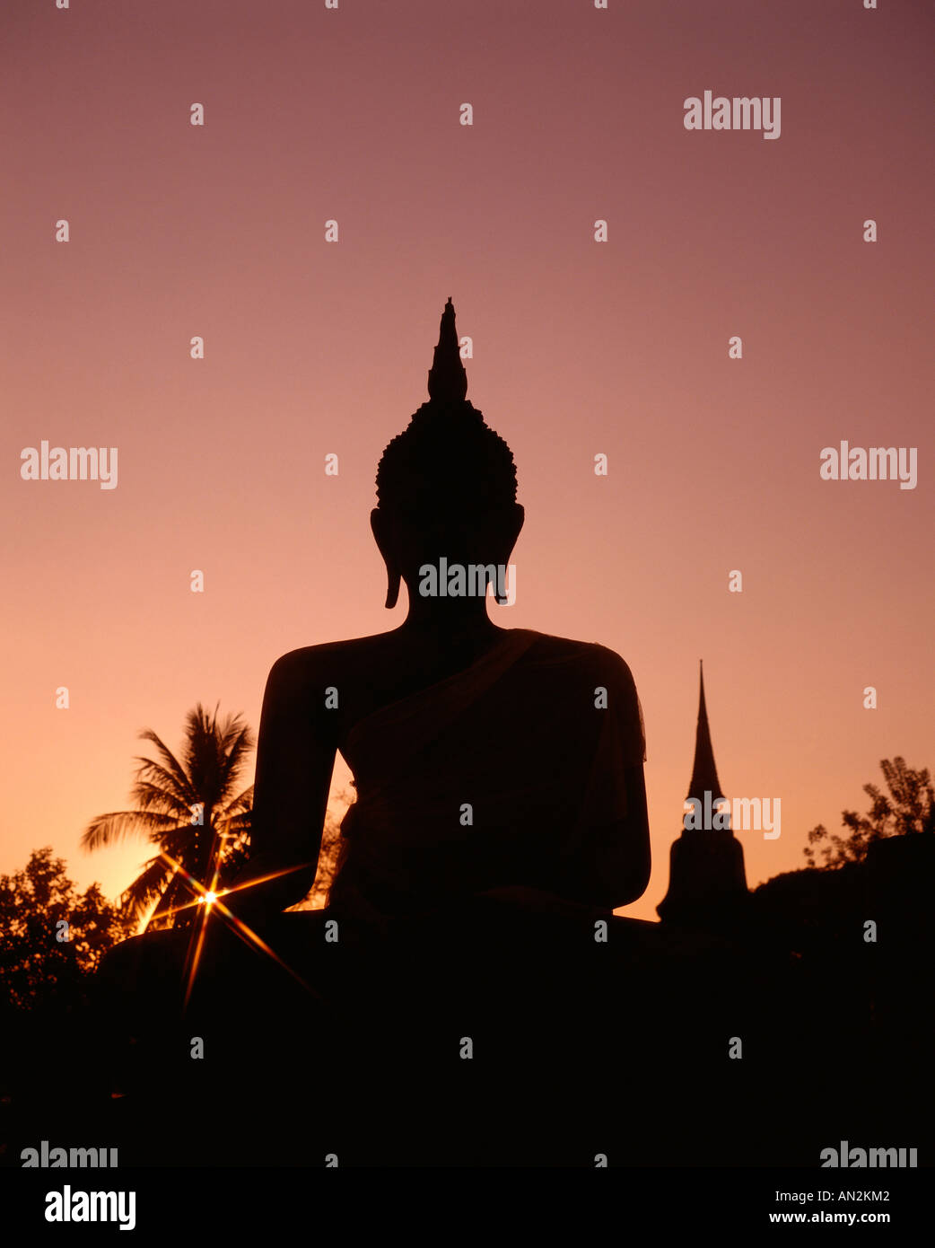 Buddha seduto, Wat Mahathat, Sukhothai, Thailandia Foto Stock