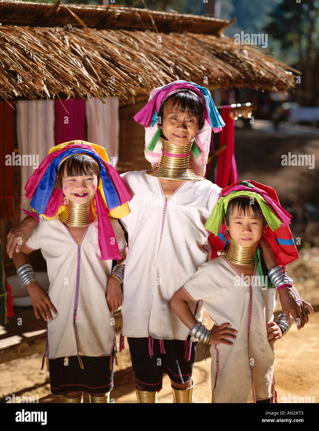 Tribù della collina di persone / tribù Padaung / a lungo collo Donne / la madre e le figlie, Mae Hong Son, Triangolo Dorato, Thailandia Foto Stock